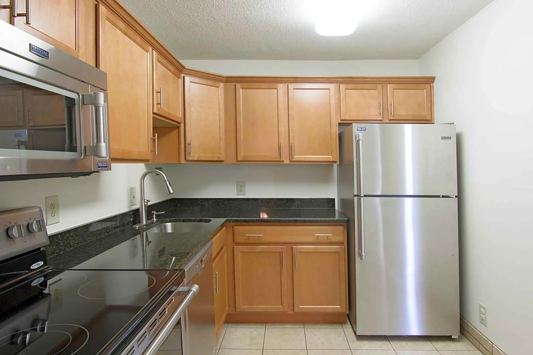 Kitchen - Hampton Plaza Apartments - Towson, MD