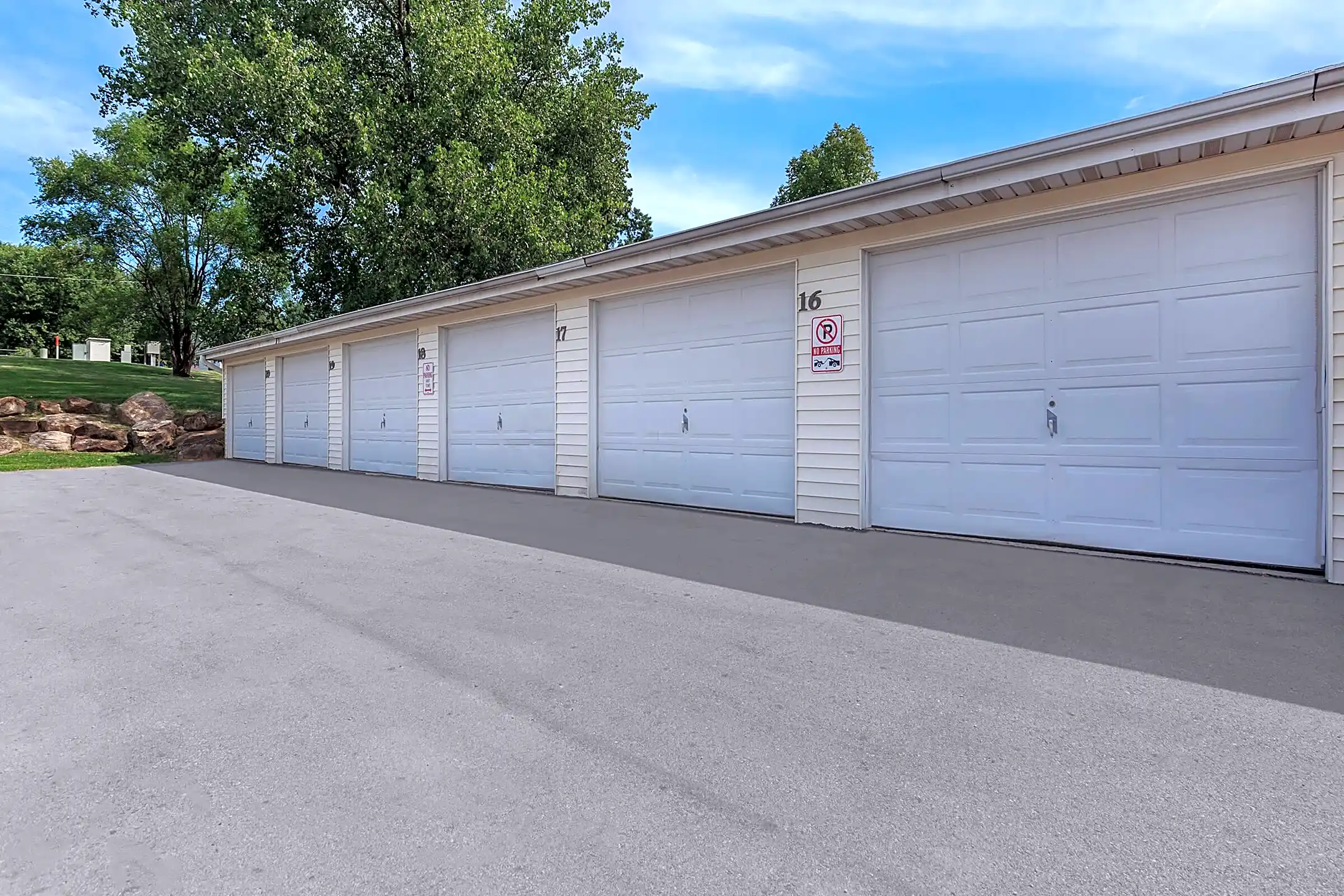 The Landings Apartments 1110 E Cross St Centerville, IA Apartments