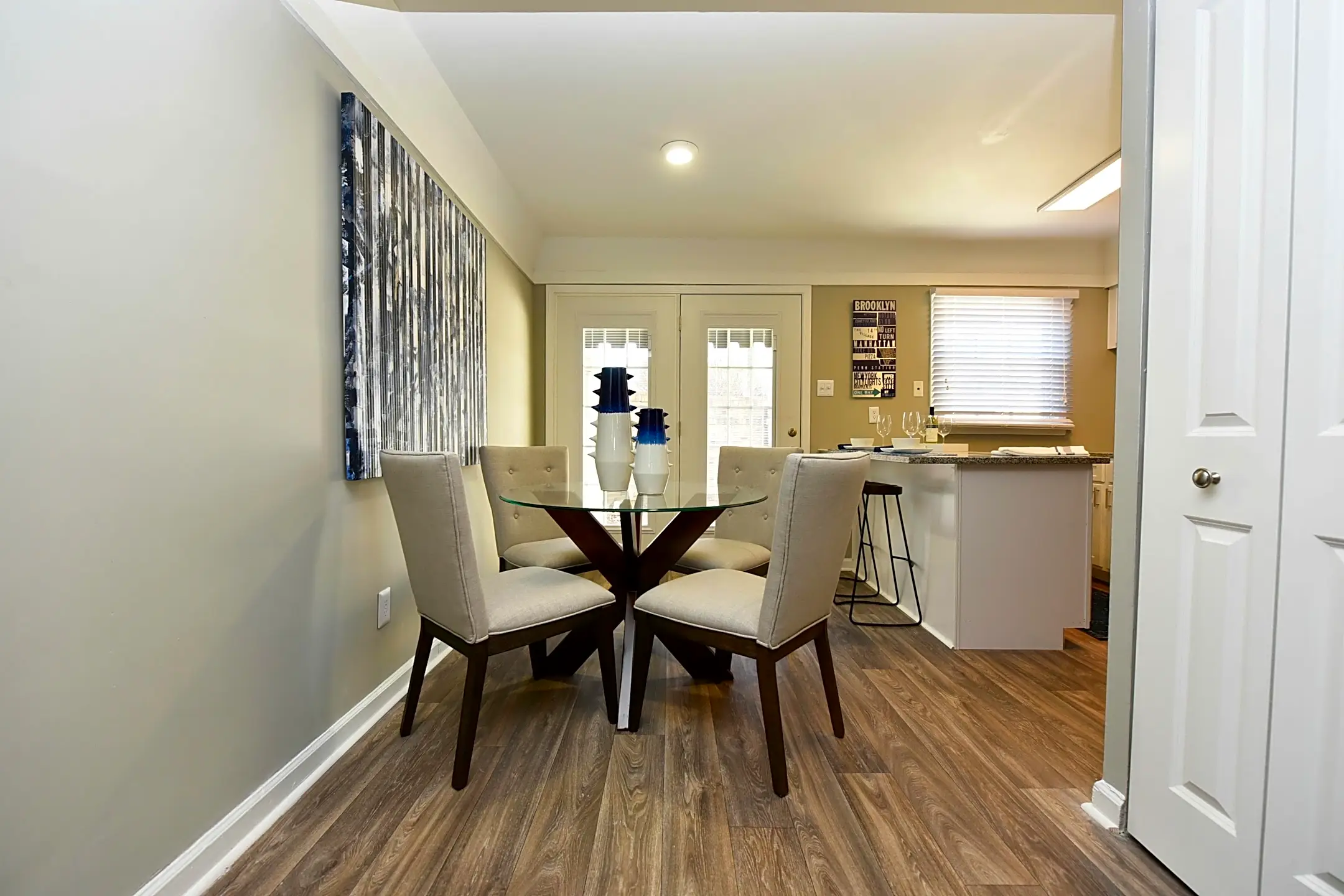 The Roxbury Apartment Homes 1300 Lynnfield Road Memphis, TN