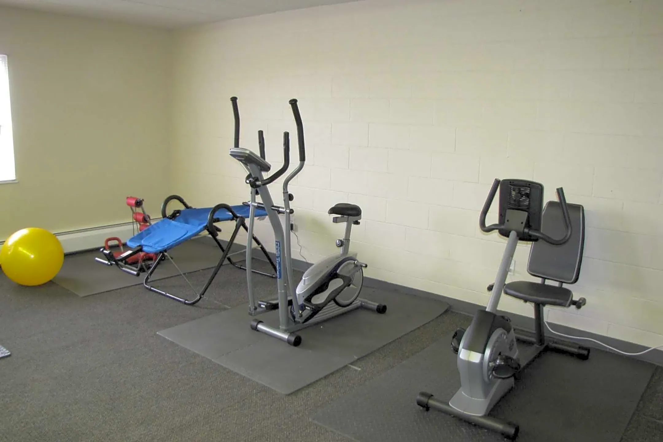 Fitness Weight Room - Ashland Manor - Toledo, OH
