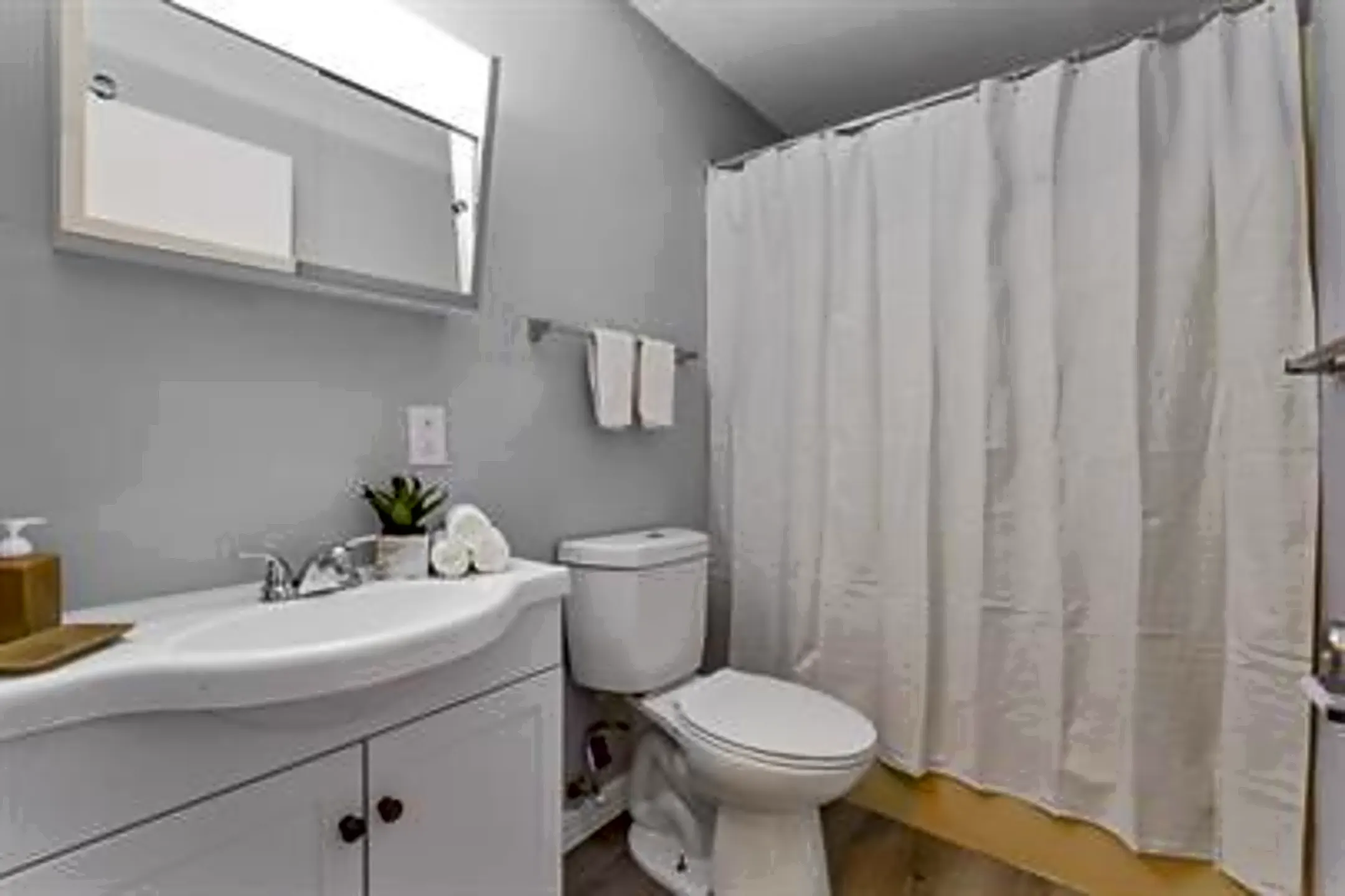 Bathroom - 690 King St - Mansfield, OH