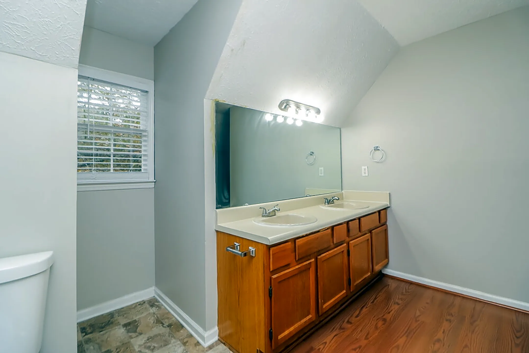 Bathroom - 1120 Appian Way - Lawrenceville, GA