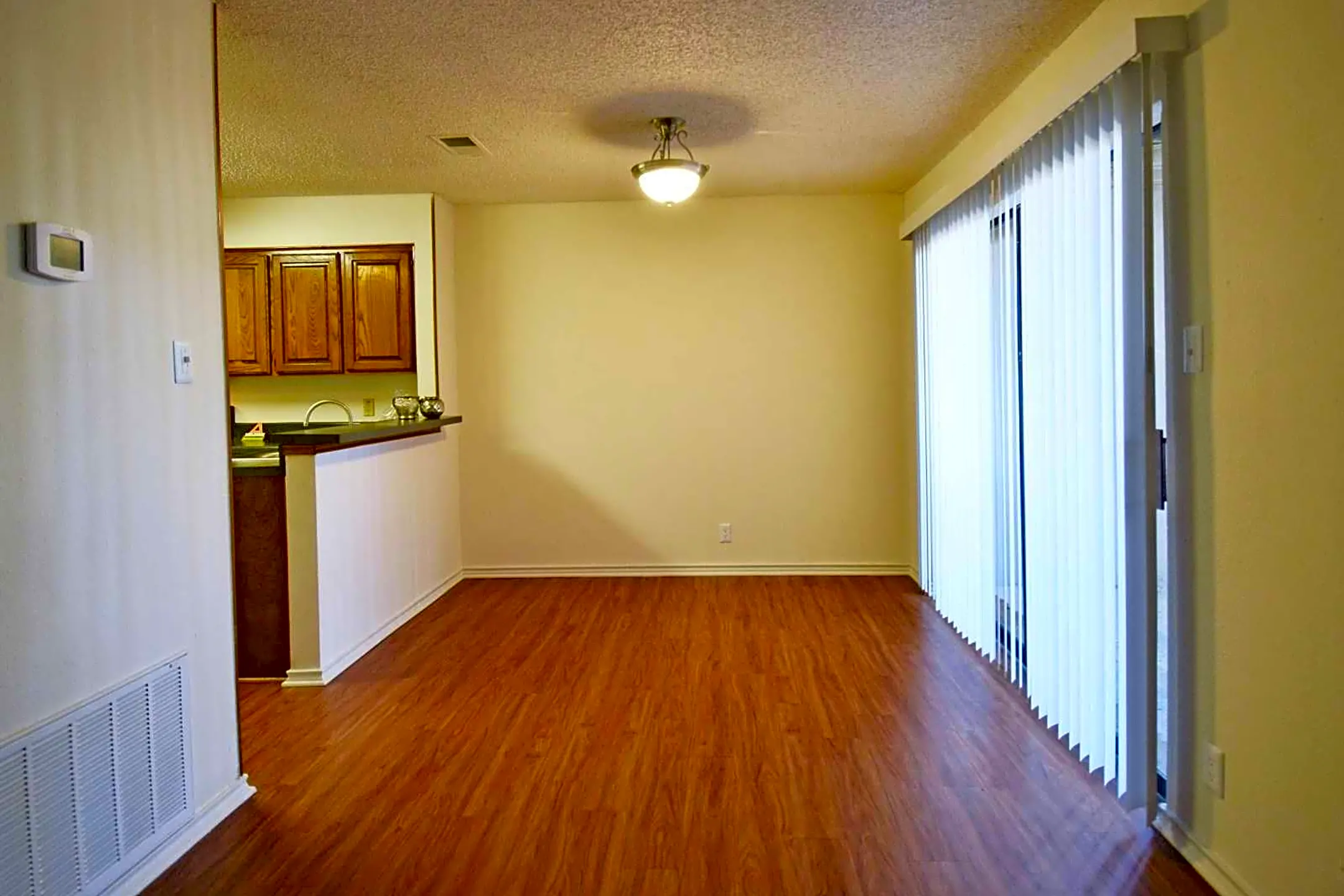 Dining Room - 4000 Horizon Hill Apartments - San Antonio, TX