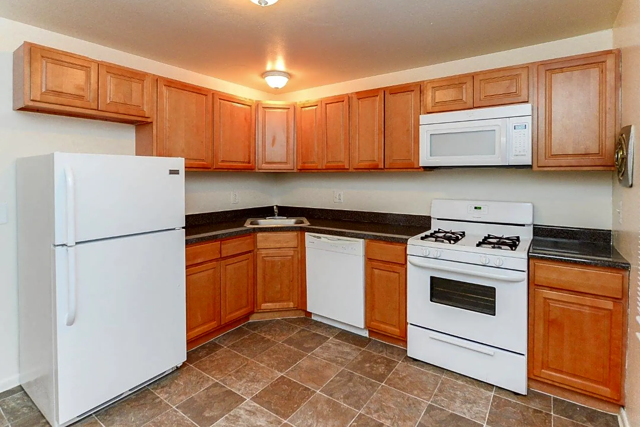 Kitchen - Woodcrest Apartment Homes - Dover, DE