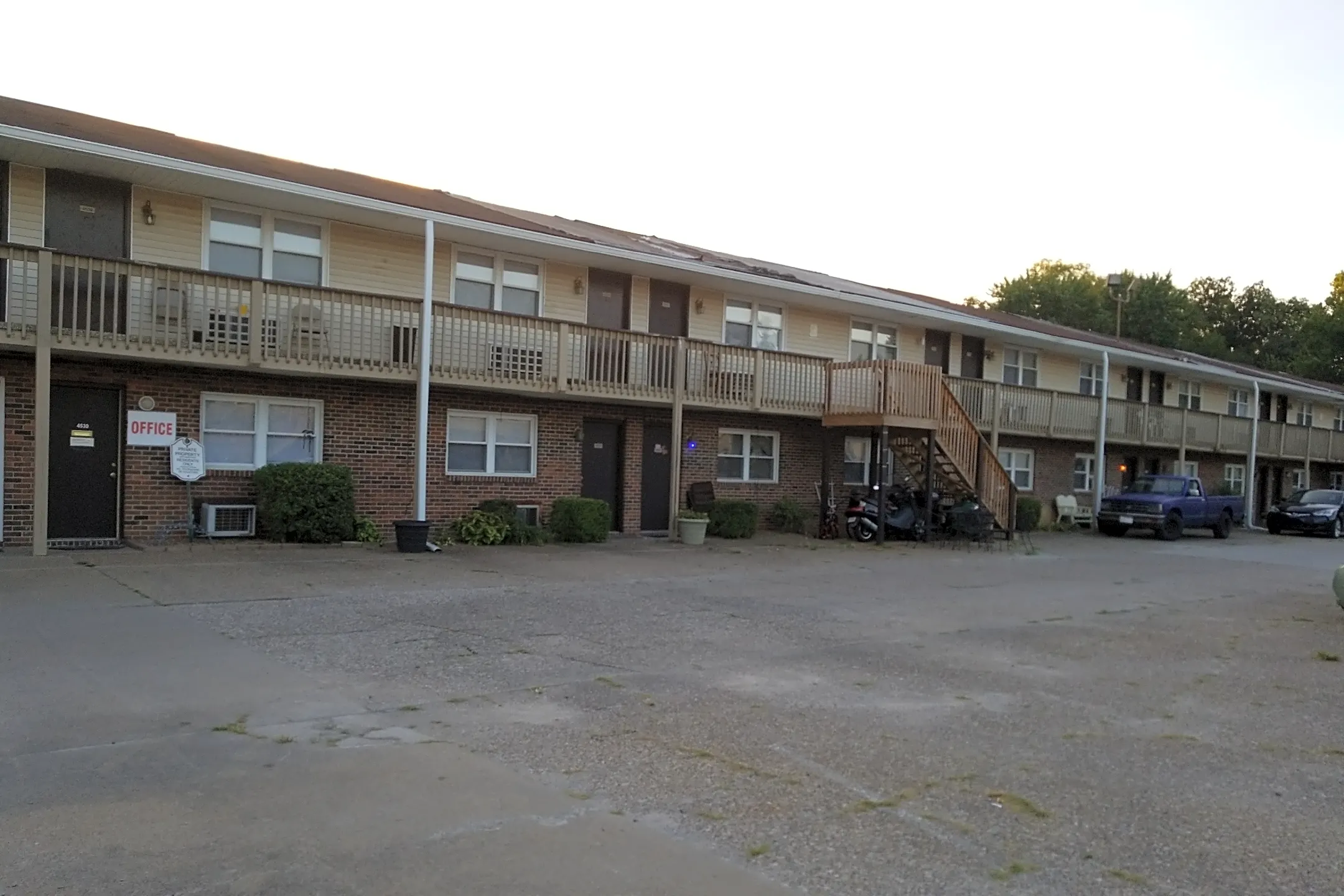 Pool - Castlewood Apartments - Evansville, IN