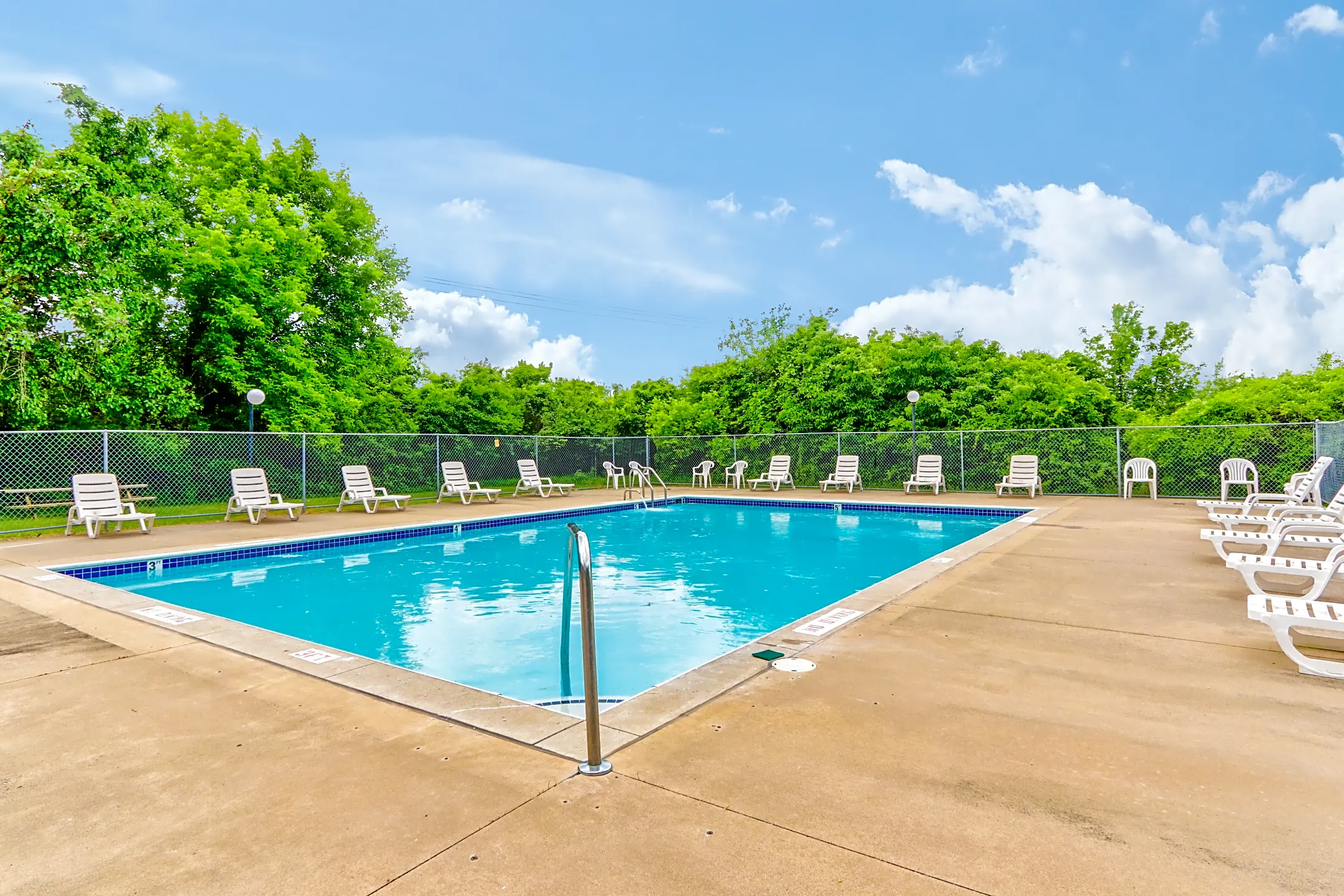 Bridgewood Apartments 25891 Bridgewood Ln Brownstown, MI Apartments