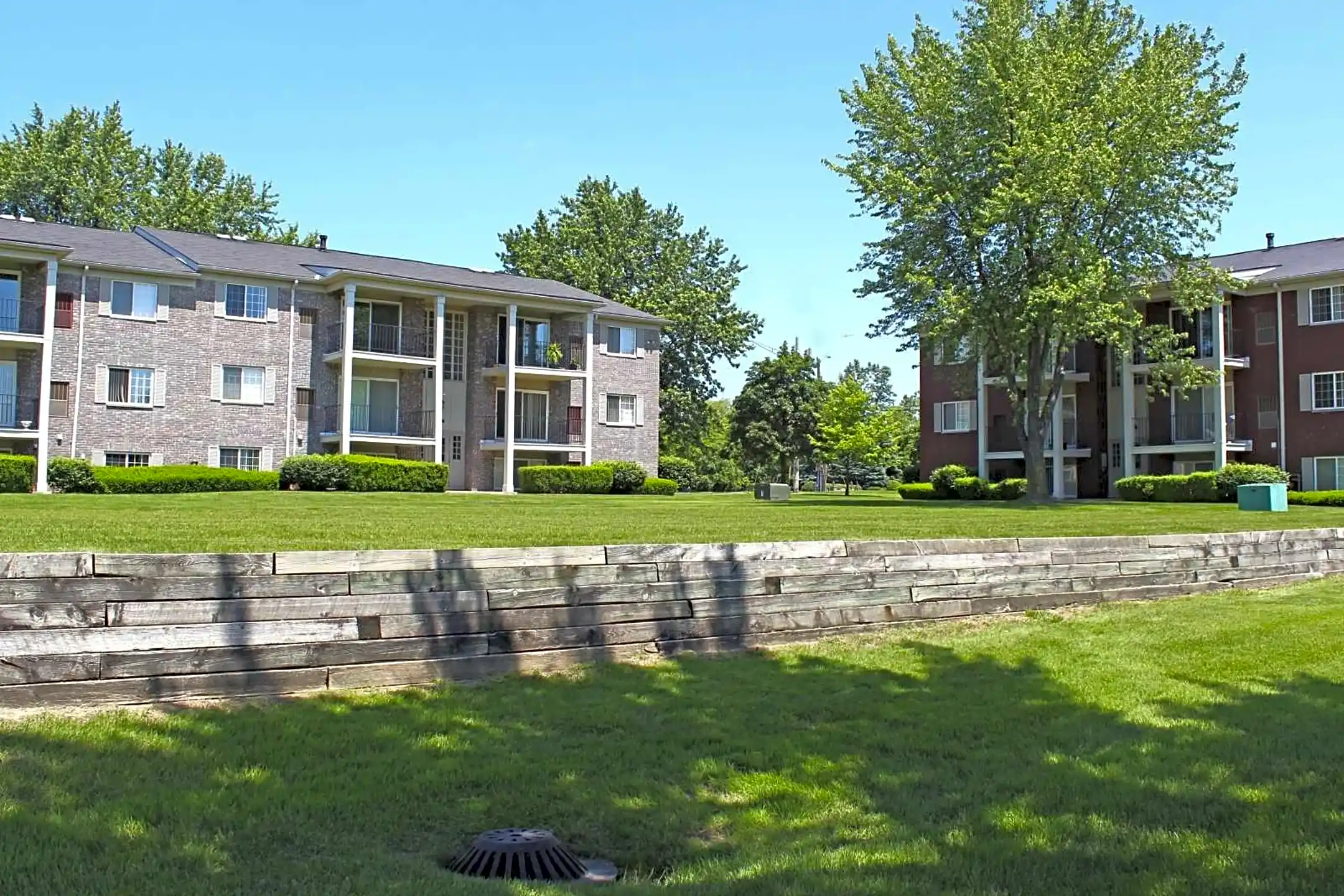 Building - Cass Lake Shore Club - Waterford, MI