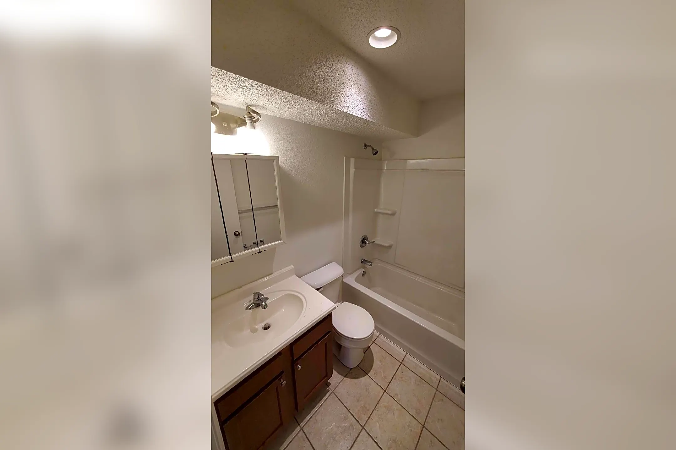 Bathroom - 5511 34th Ave - Moline, IL