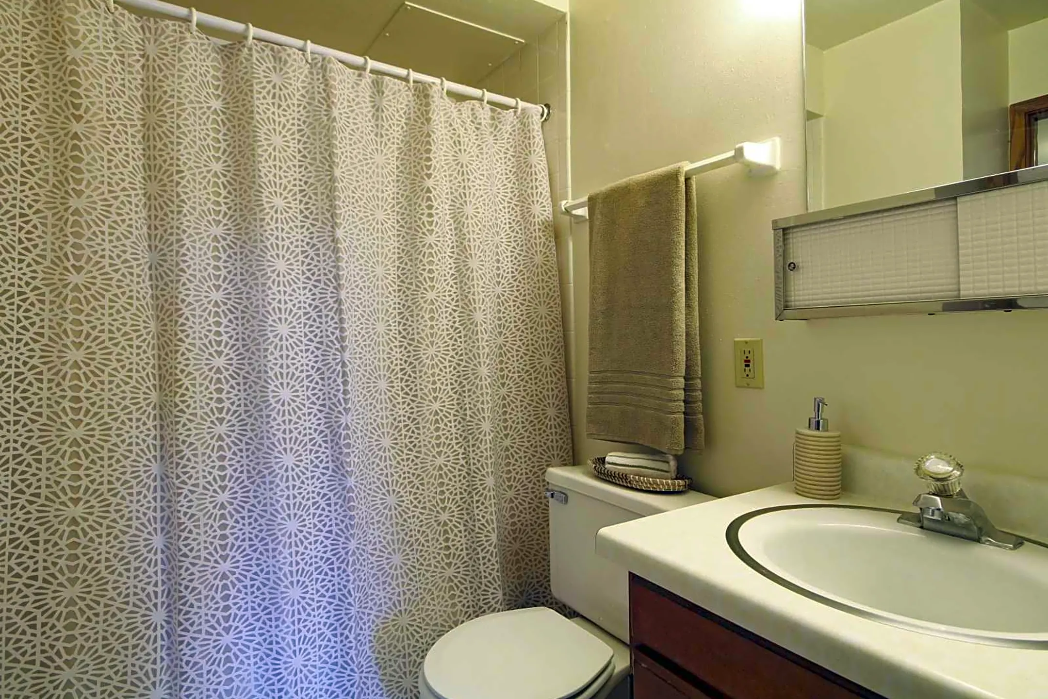 Bathroom - Oakland Manor - Milwaukee, WI