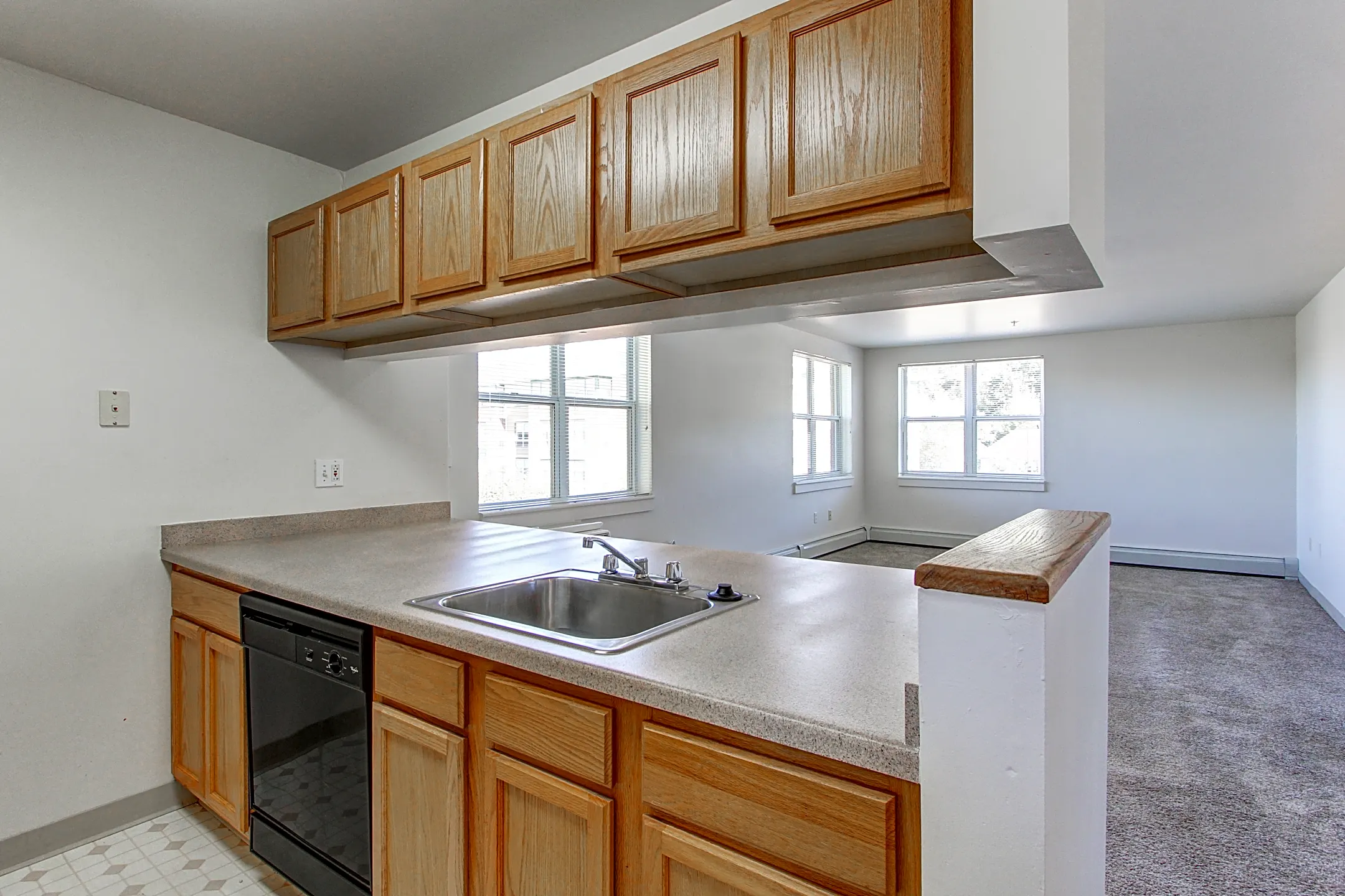 Kitchen - Oak Hill Apartments - Pittsburgh, PA