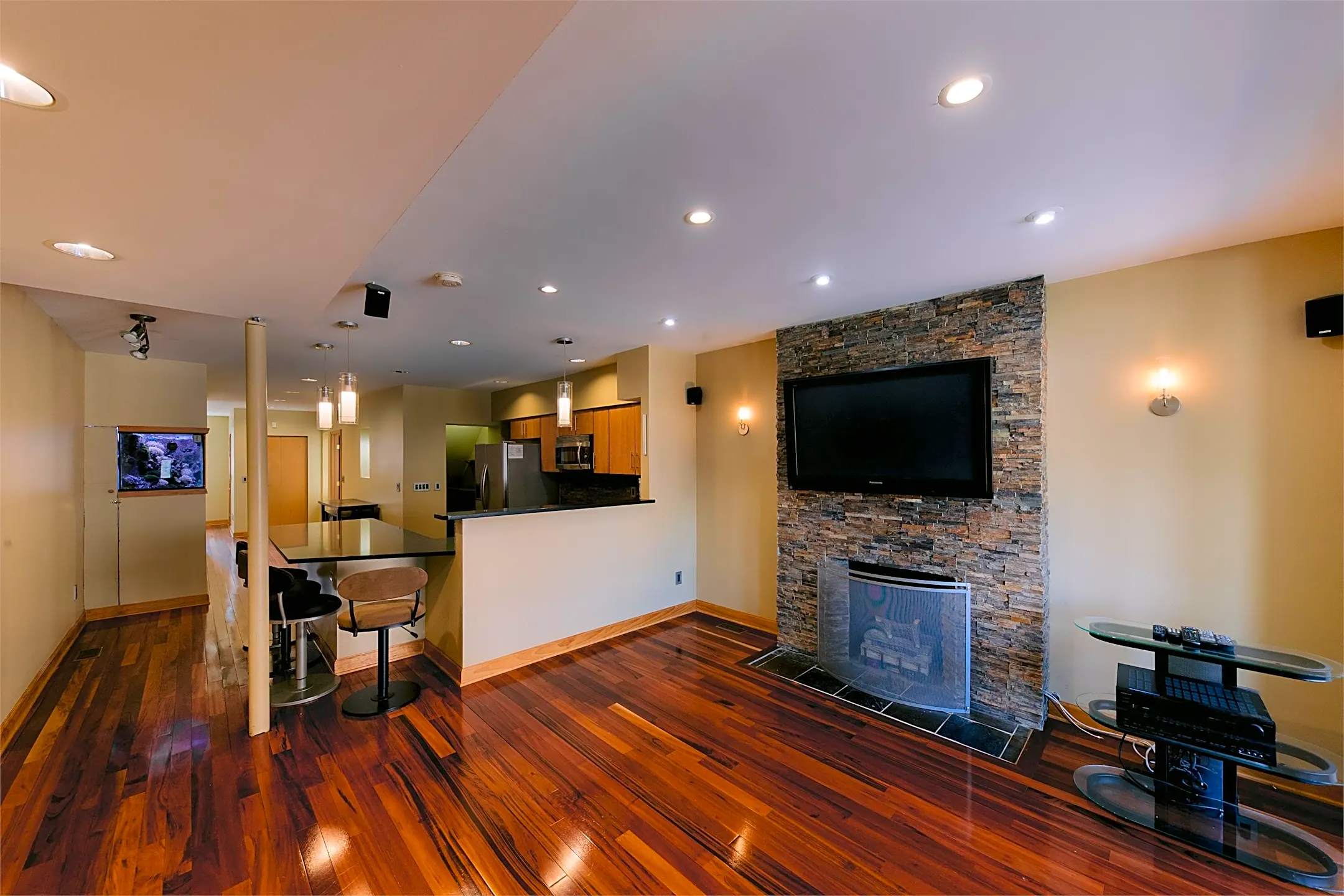 Living Room - 252 S Washington Ave - Columbus, OH