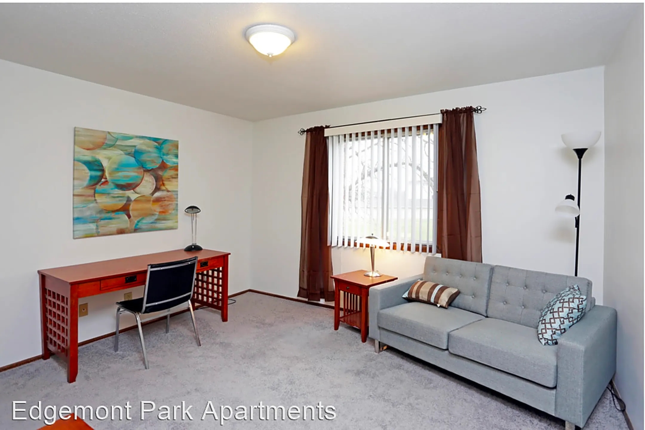 Living Room - Edgemont Park Apartments - Waterloo, IA