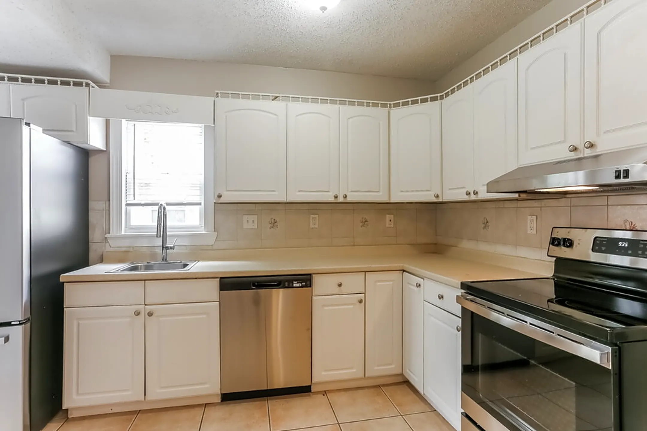 Kitchen - 1401 14th Avenue N - Lake Worth, FL