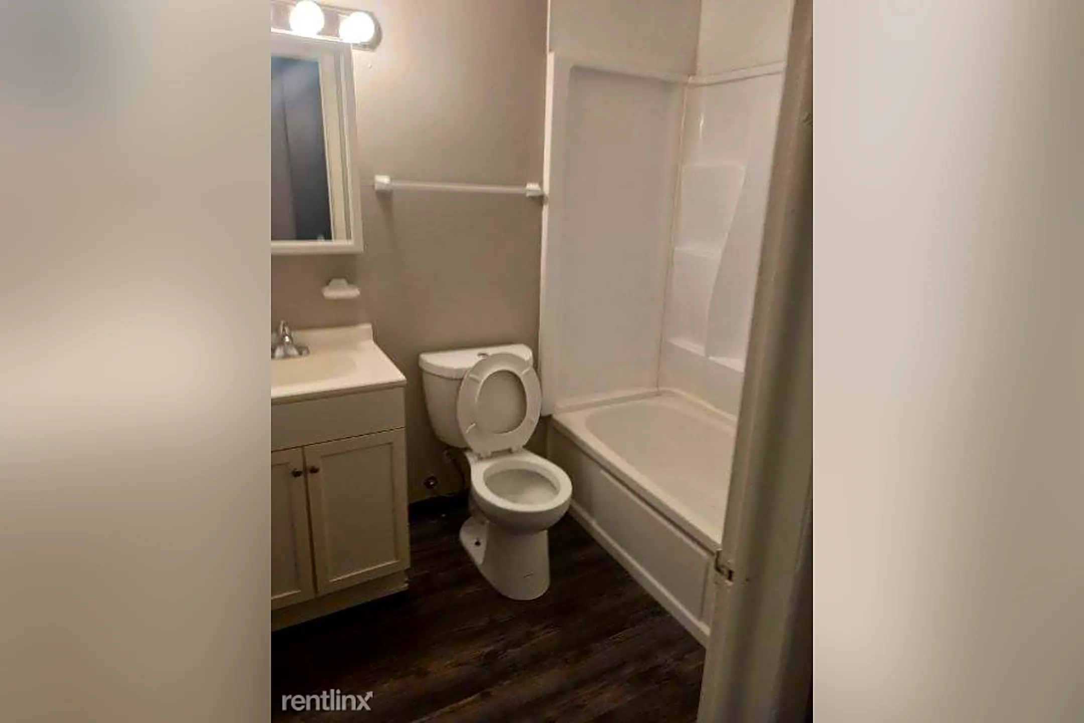 Bathroom - 40 S Linden Rd - Mansfield, OH
