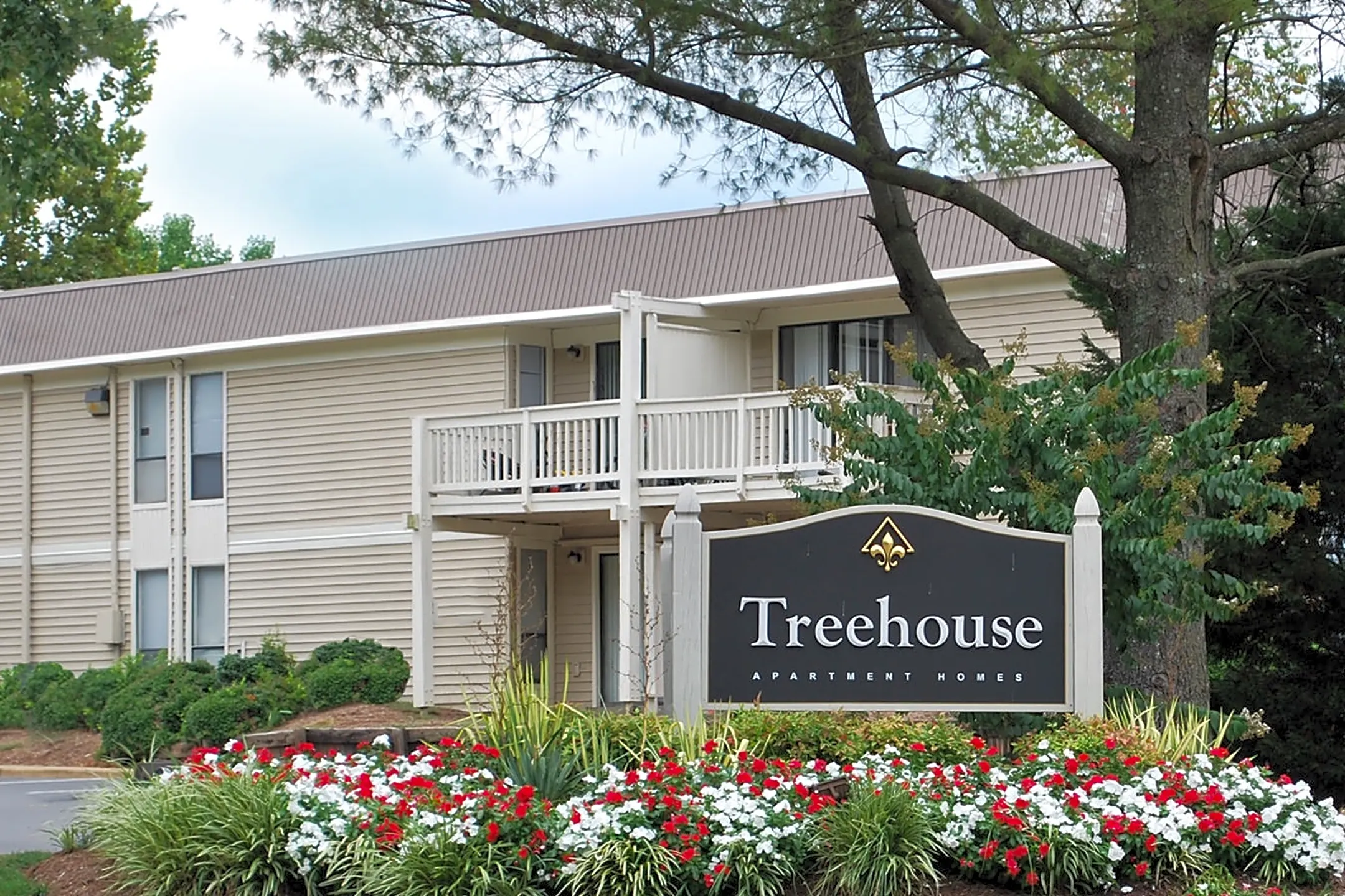 Community Signage - Treehouse Apartments - Richmond, VA