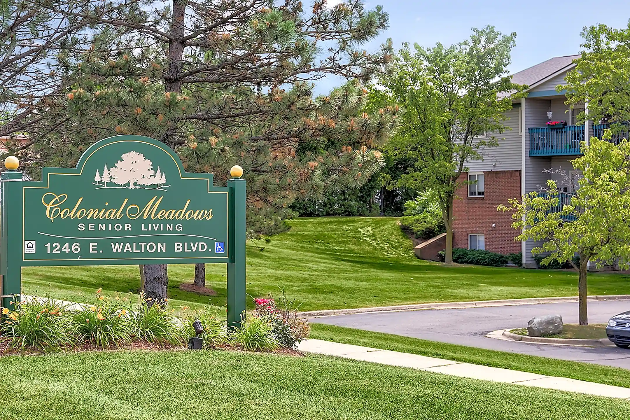 Colonial Meadows 1246 E Walton Blvd Pontiac, MI Apartments for Rent