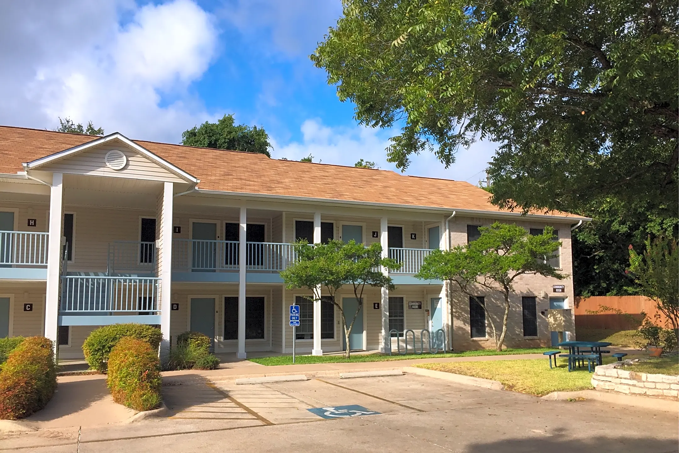 Three bedroom apartments in manchaca tx