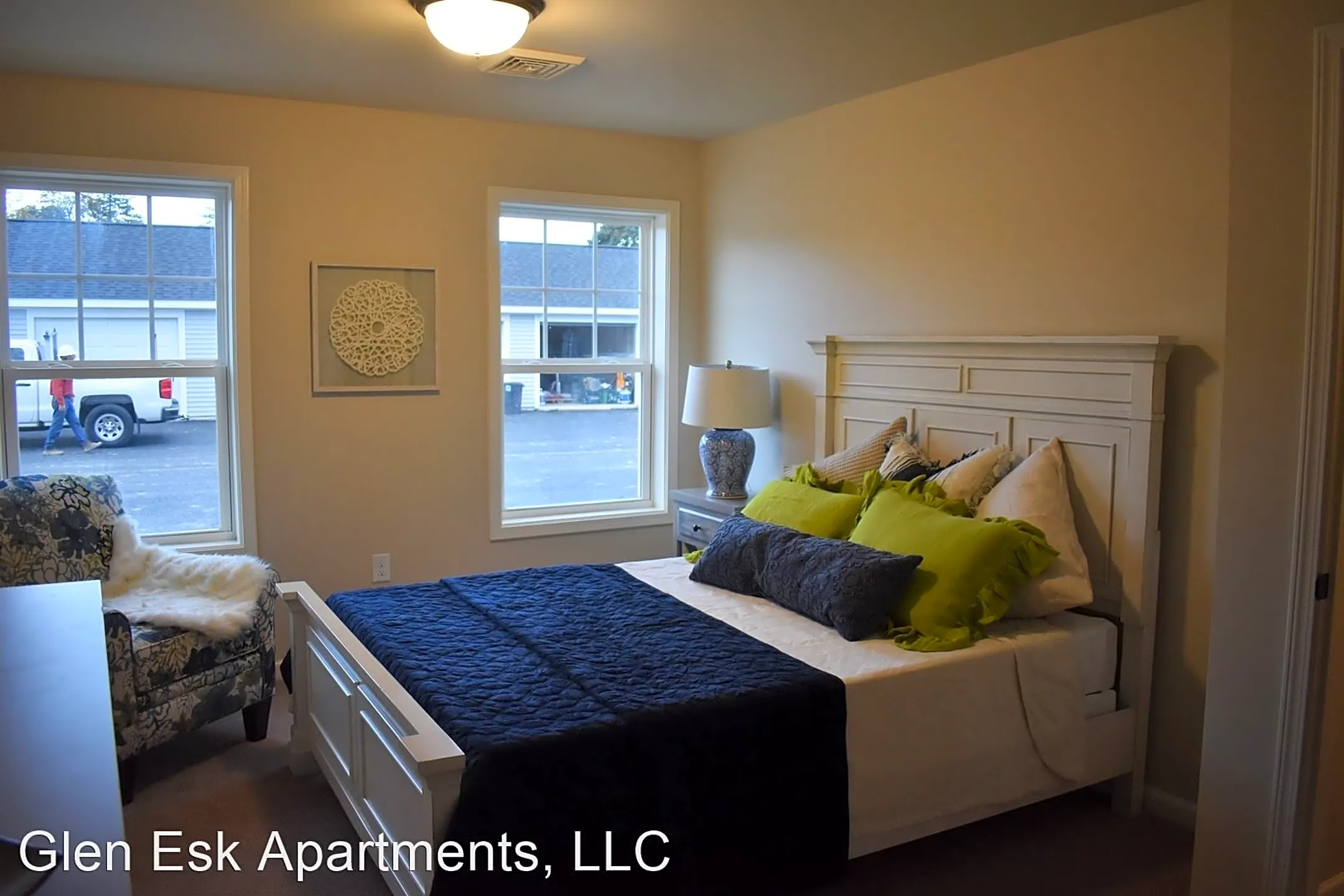 Living Room - Glen Esk Apartments - Glenville, NY