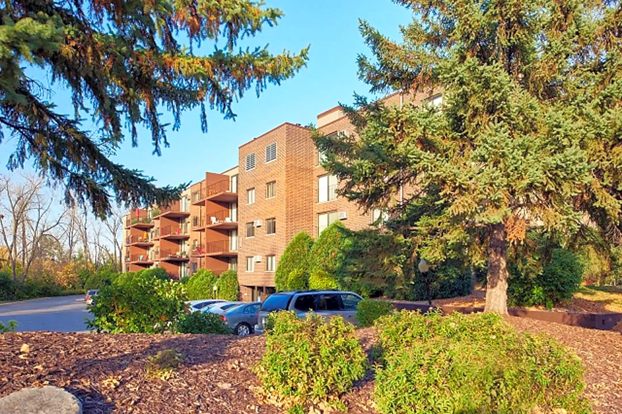 Creek Point Apartments 1045 Hiawatha Ave Hopkins, MN Apartments for