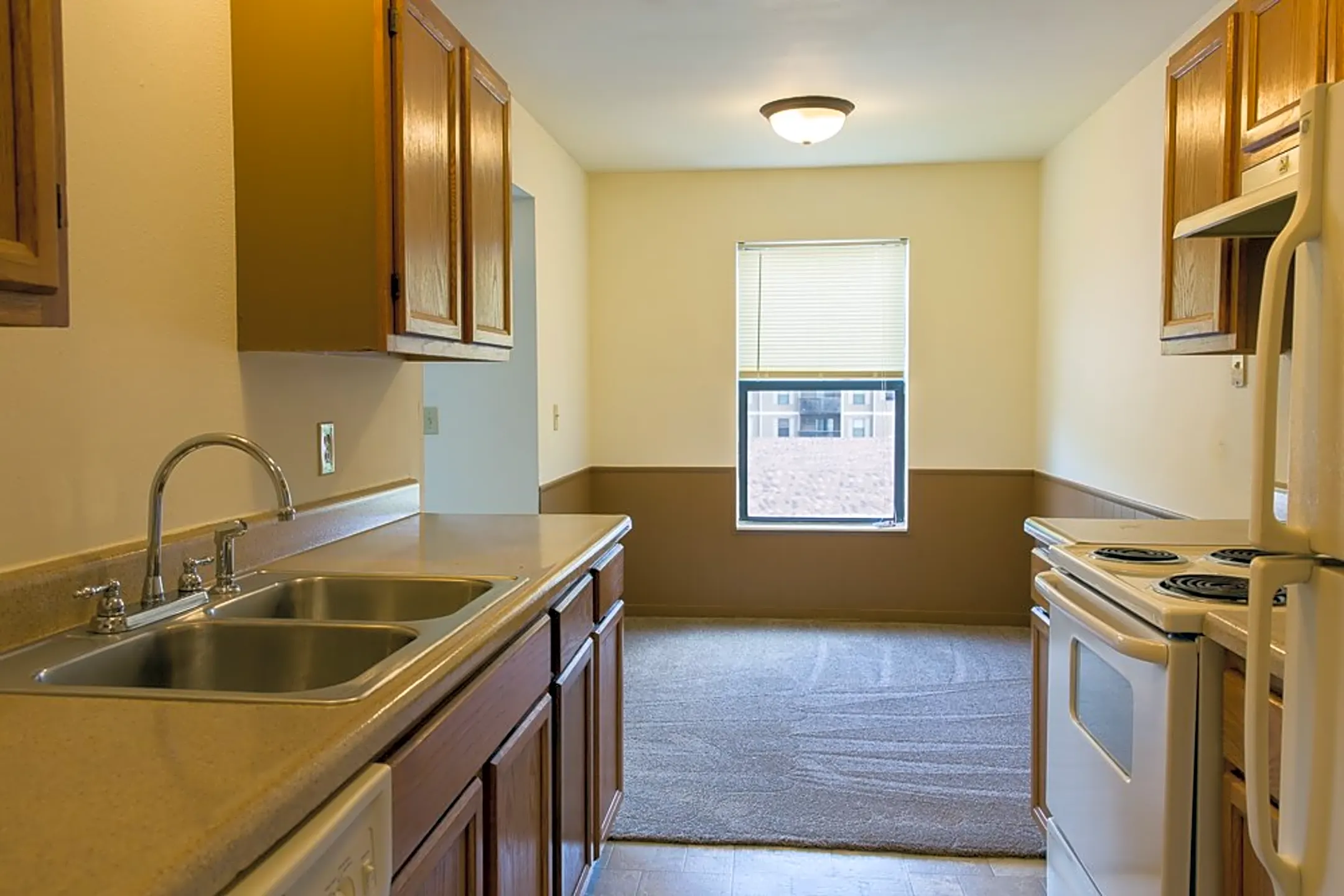 Kitchen - Woodfield Apartments - Grand Rapids, MI
