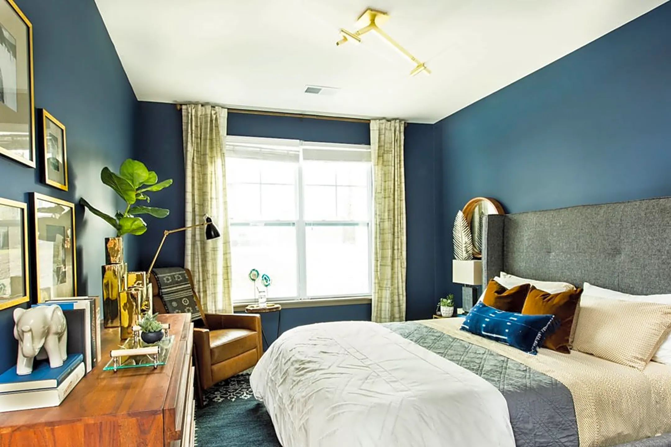 Bedroom - The Retreat Apartments - Roanoke, VA