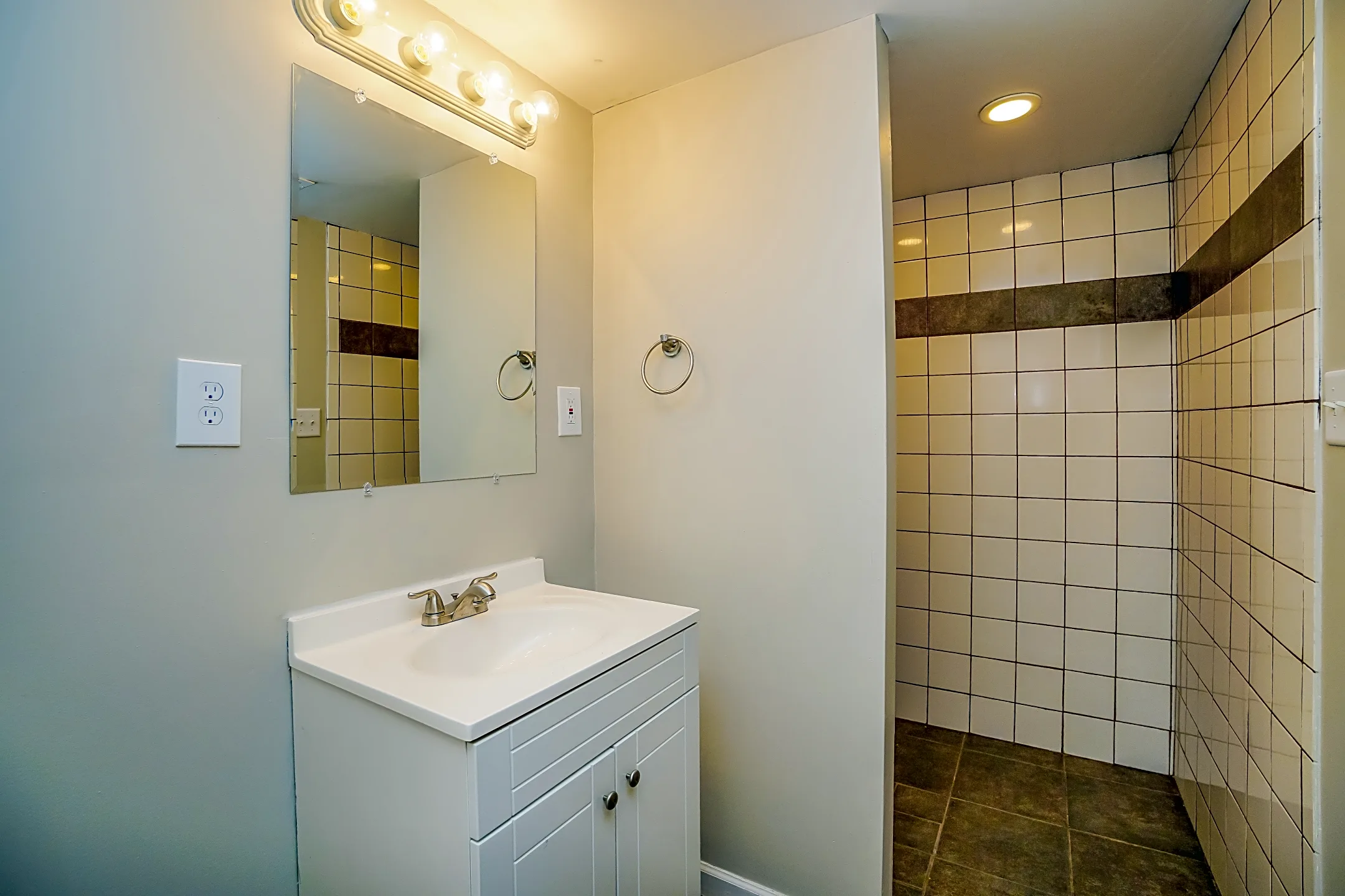 Bathroom - 1428 Burnley Sq S - Columbus, OH