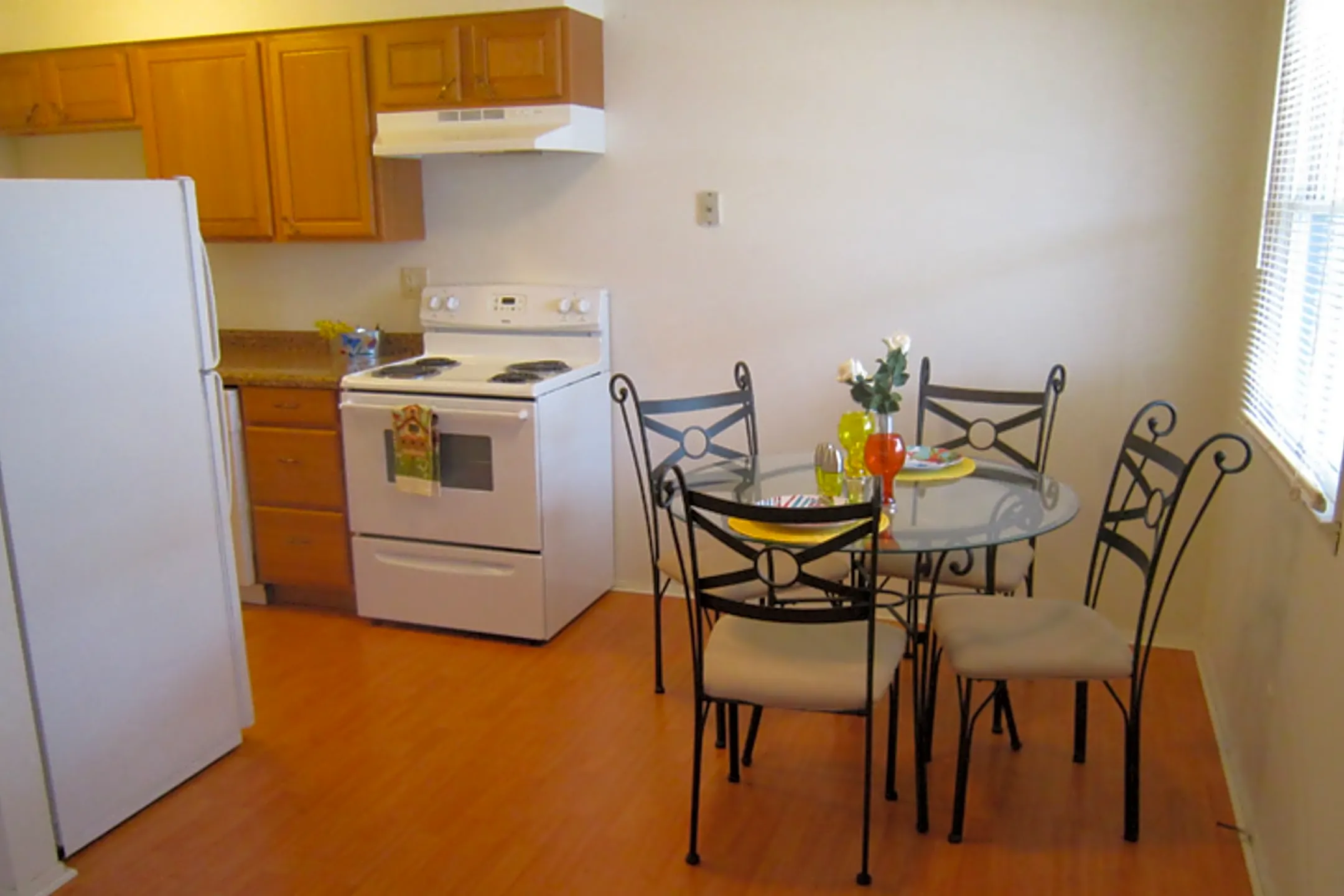 Lincolnwood Pinetree Apartments - 2219 9th St | Charleston, IL for Rent ...