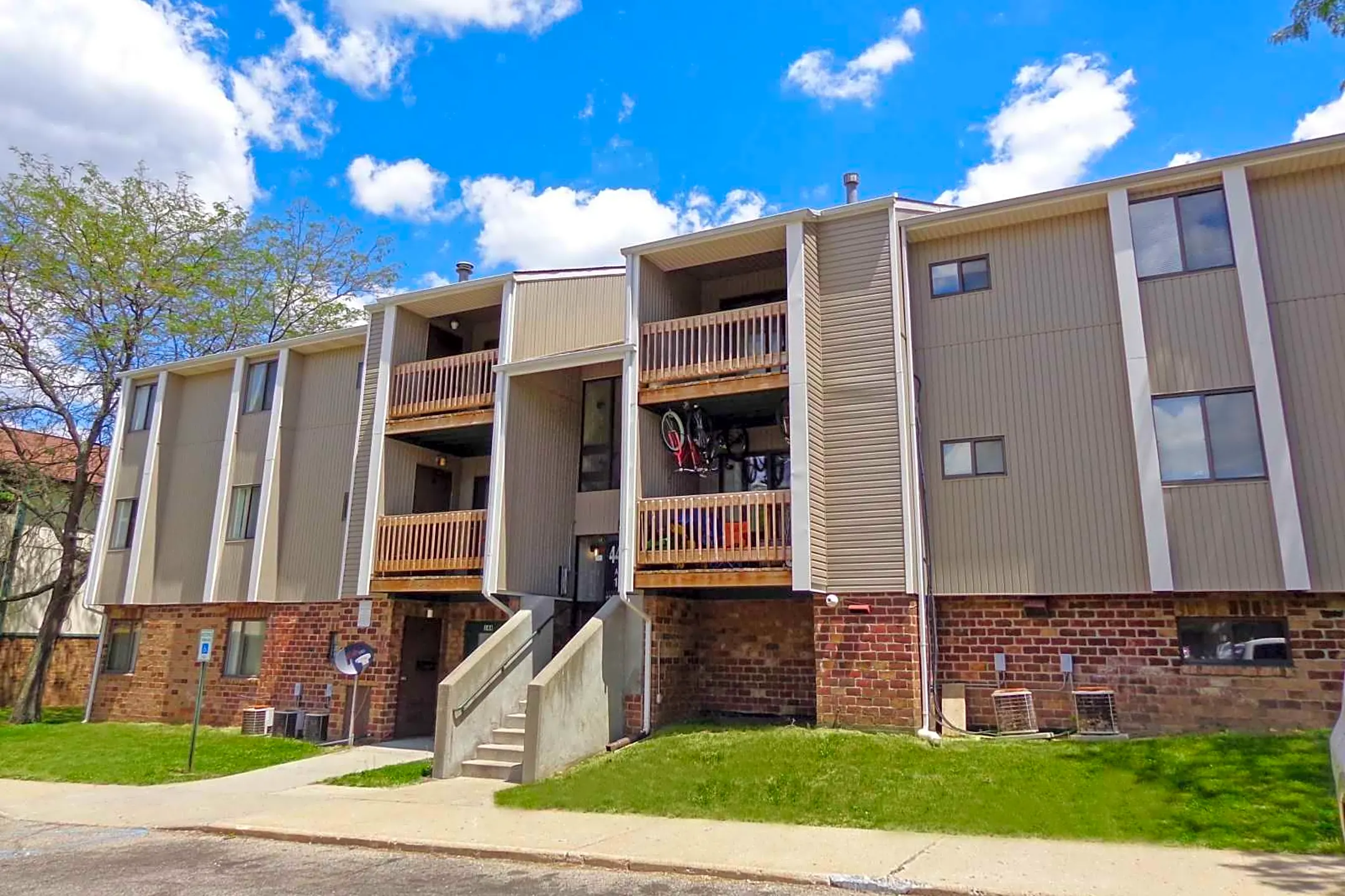 Lilac Hills Apartments - Kalamazoo, MI 49006