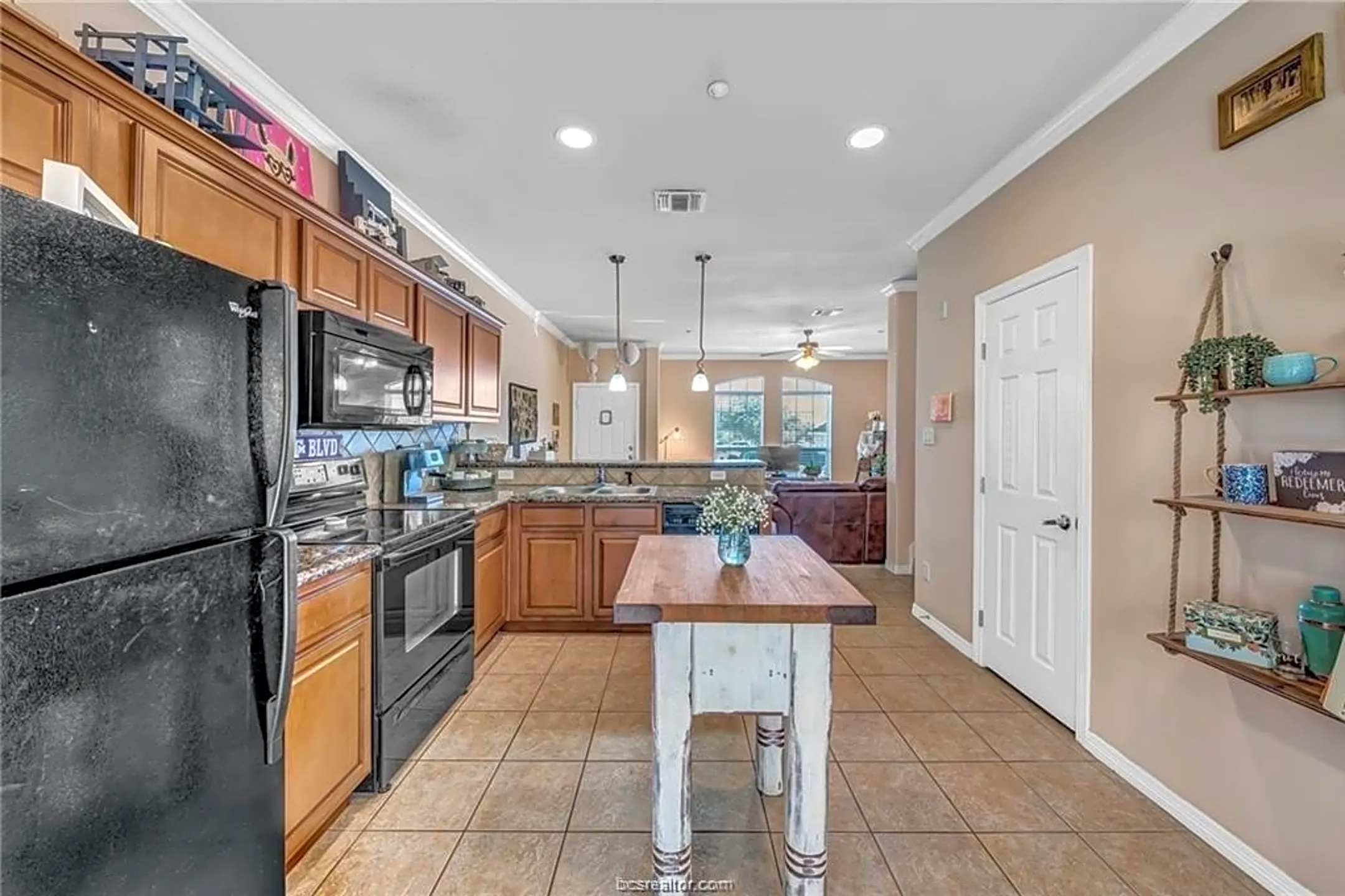Kitchen - 1198 Jones-Butler Rd #403 - College Station, TX