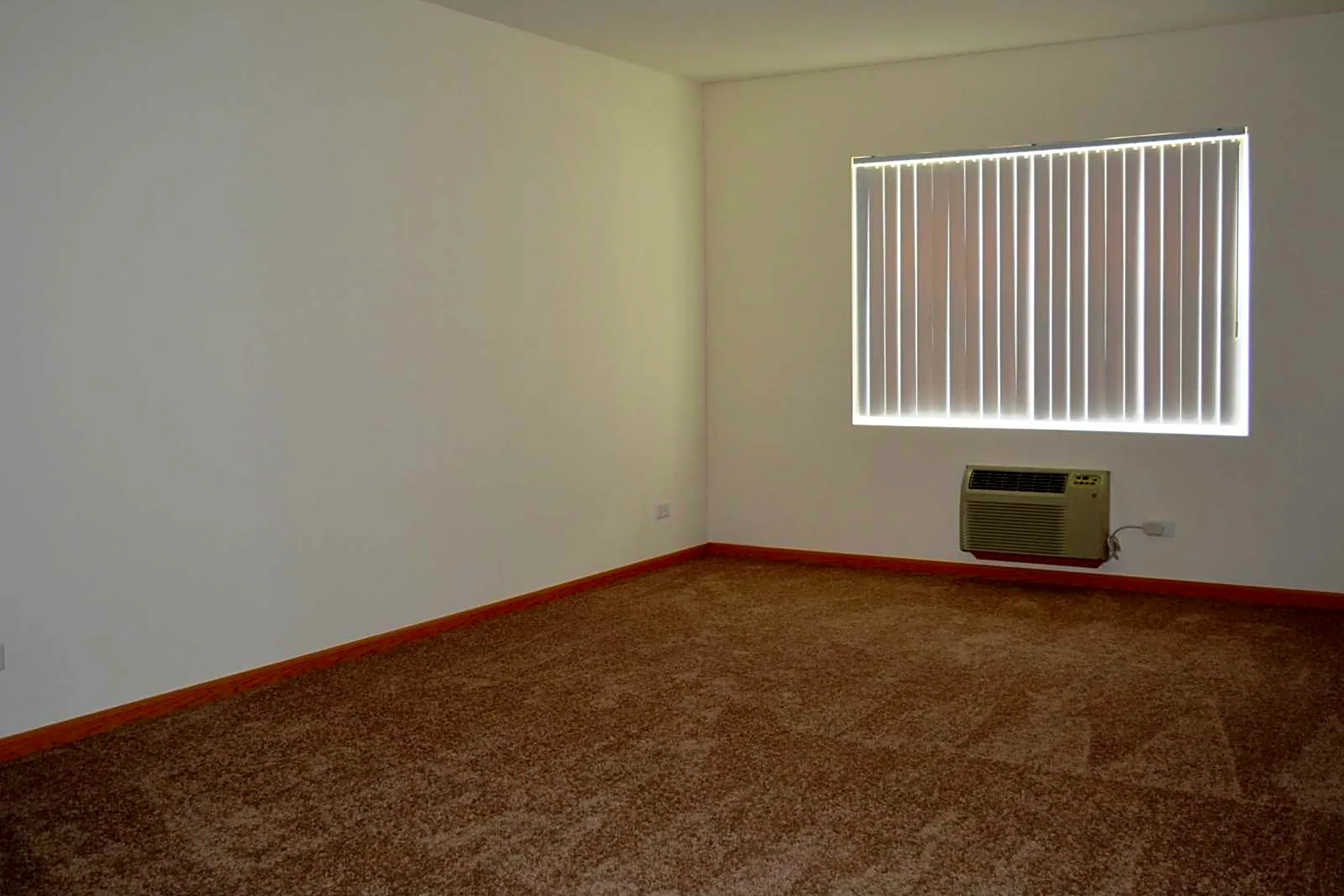 Walnut Ridge Apartments - Woodstock, IL