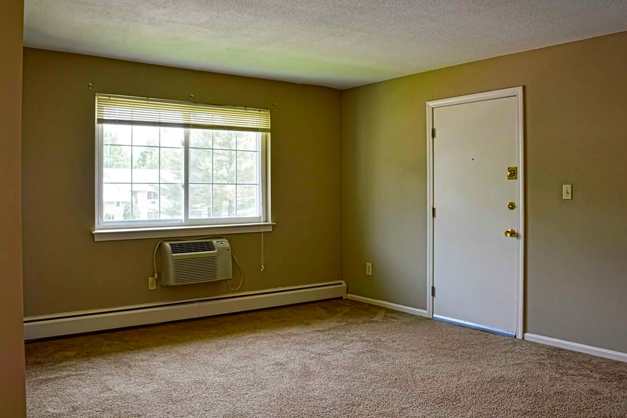 Living Room - Salem and Gloucester Village Apartments - Newington, CT