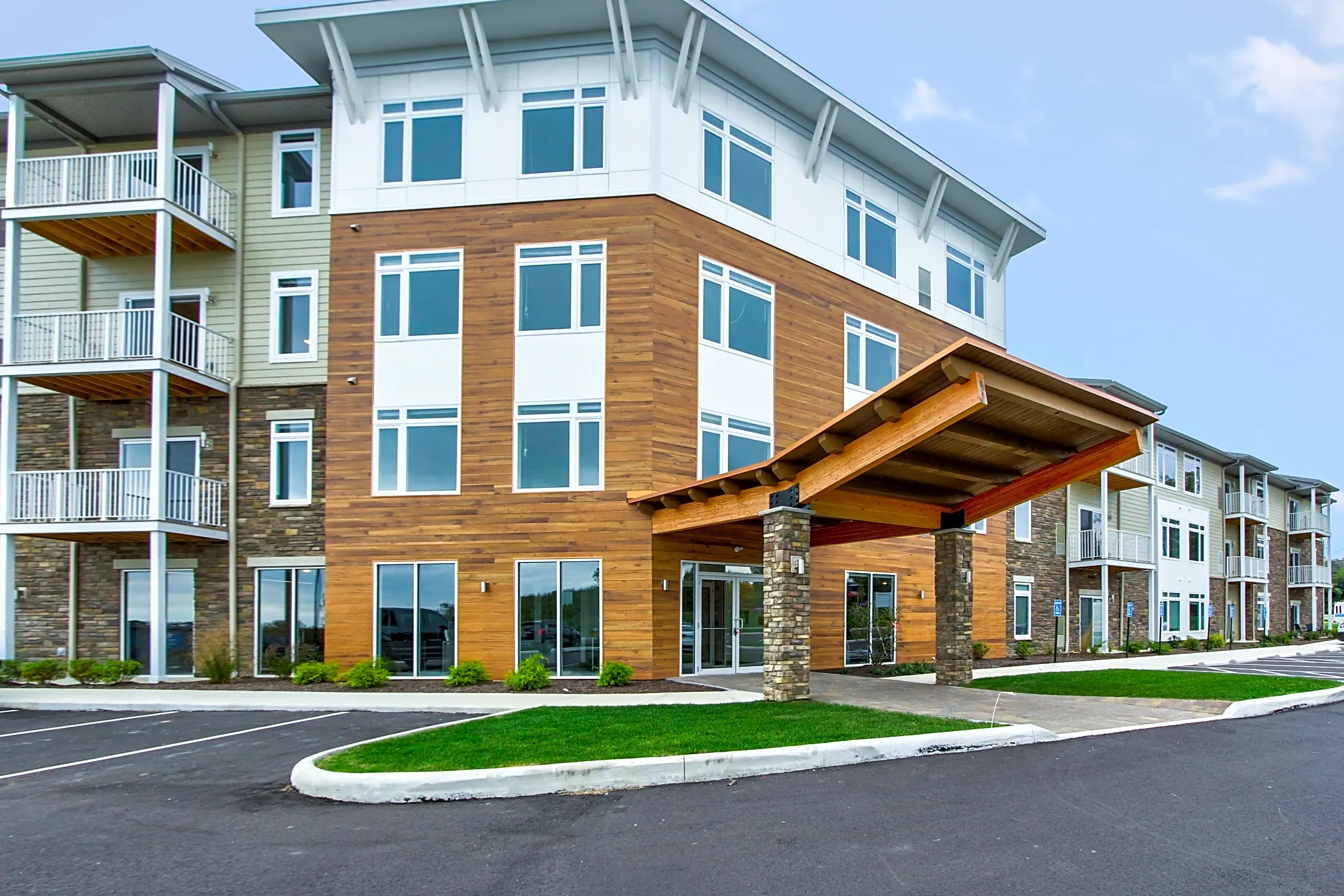 Building - The Residences at Chagrin Riverwalk East - Willoughby, OH