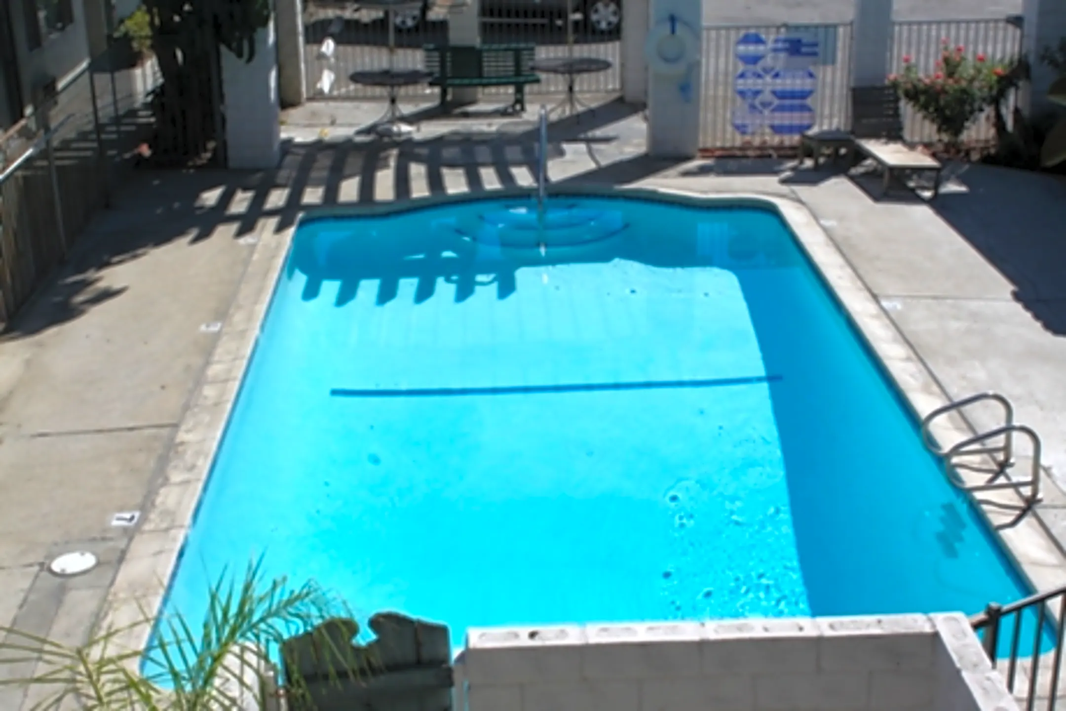 De Soto Valley Townhomes 7242 De Soto Ave Canoga Park, CA