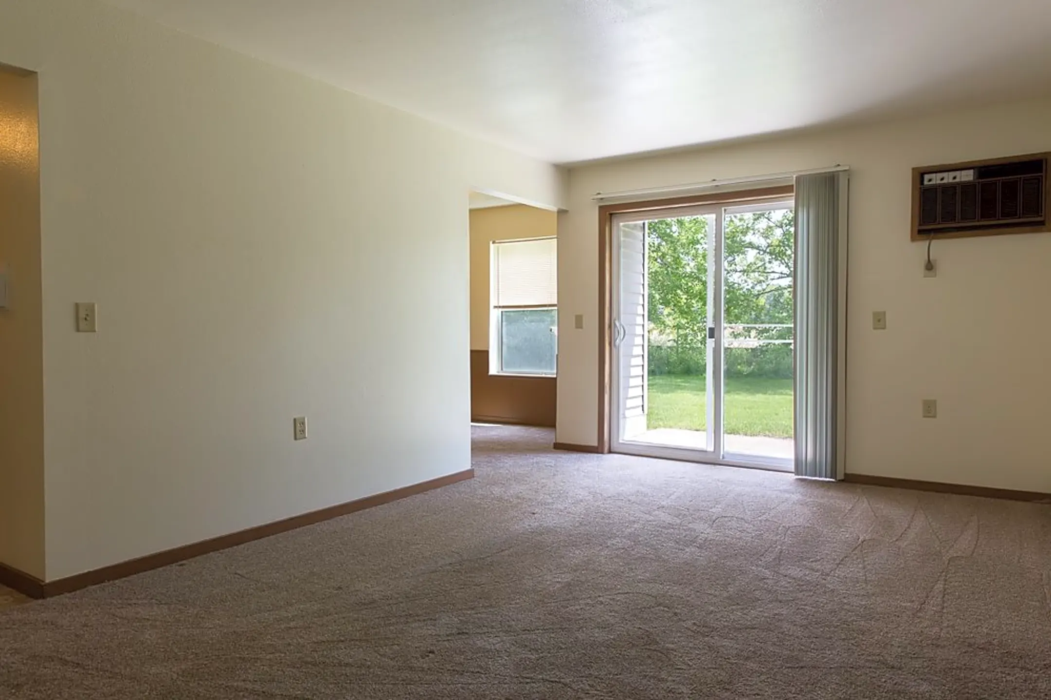 Living Room - Woodfield Apartments - Grand Rapids, MI