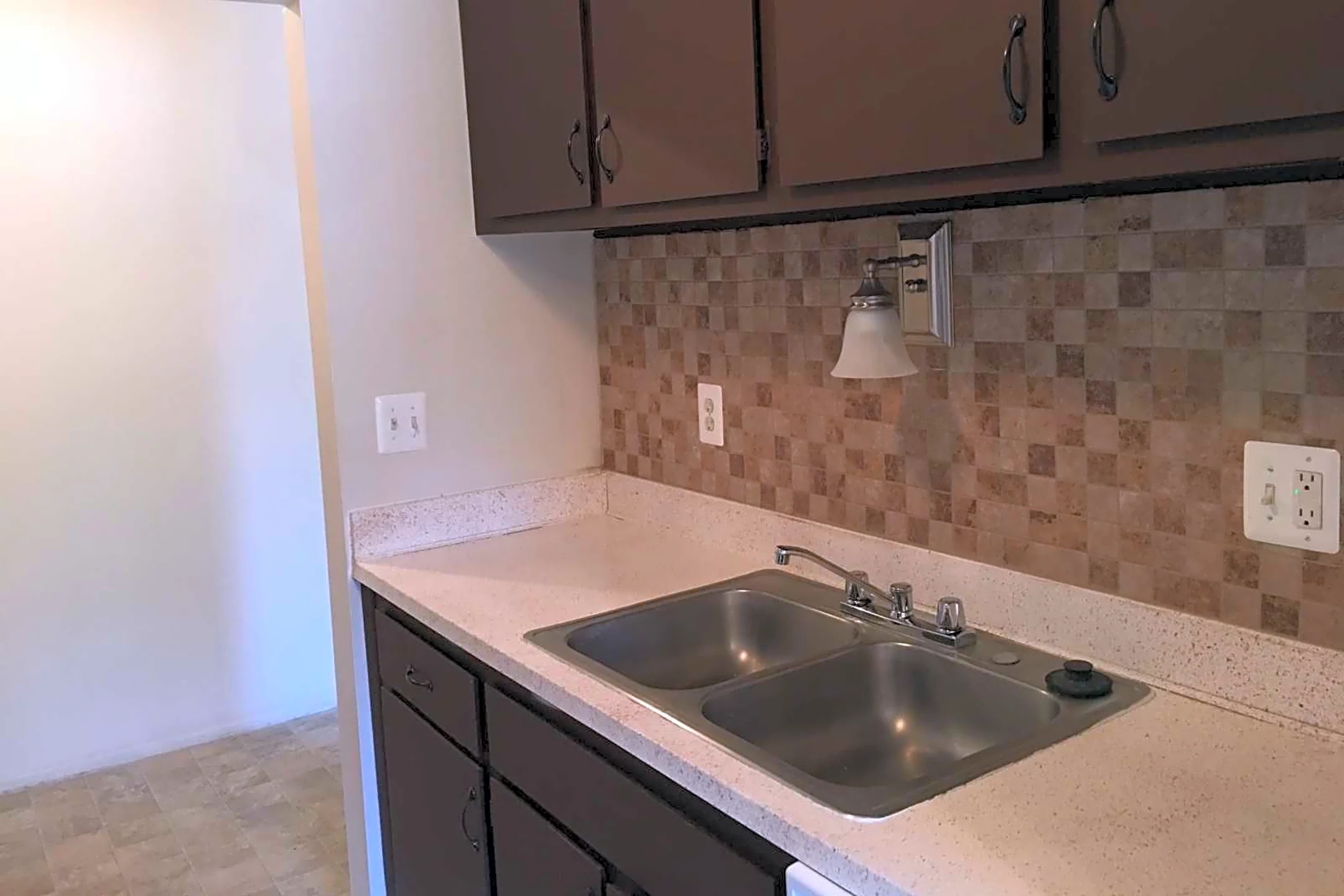 Kitchen - Cherokee Hills Apartments - Waterford, MI