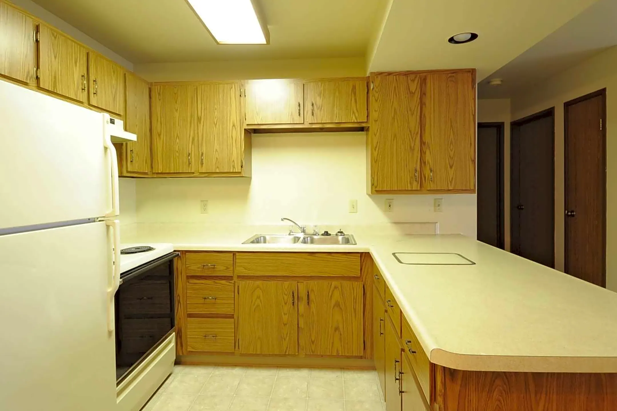 Kitchen - Heritage Village Apartments - Greenfield, WI - Milwaukee, WI