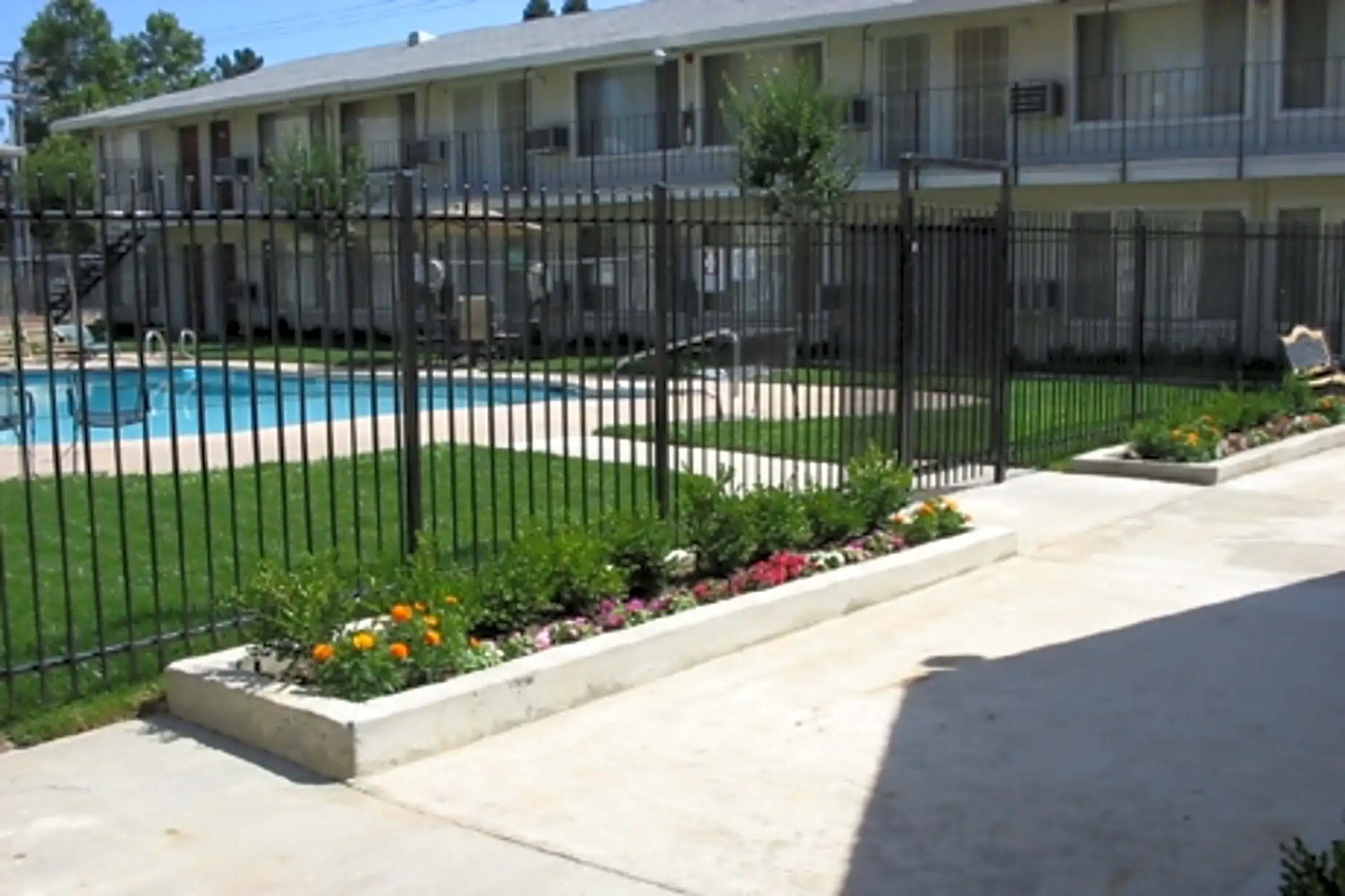 Hacienda Garden Apartment Homes 2080 W la Loma Dr Rancho Cordova