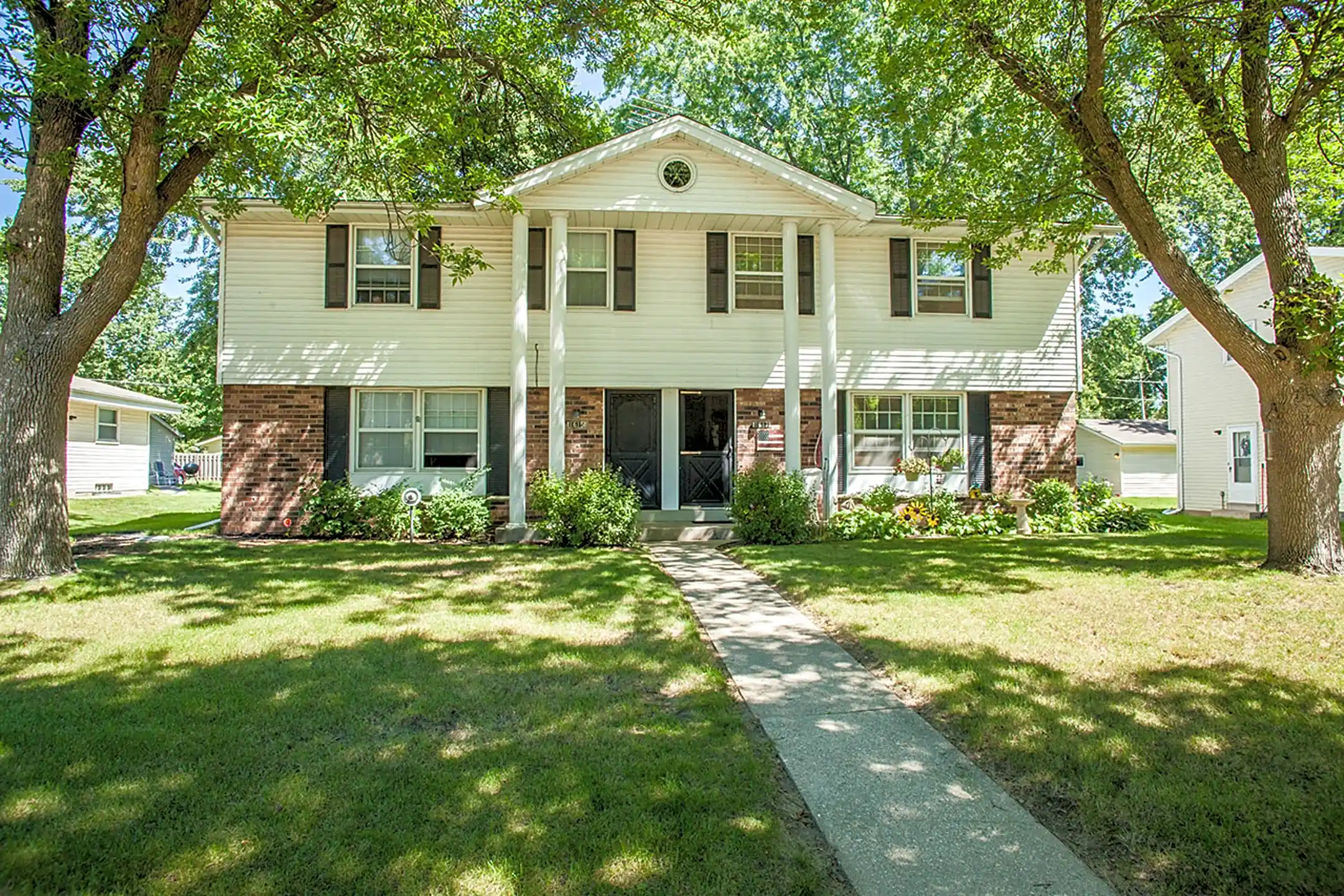Waukesha Townhomes 1830 Meadow Lane Pewaukee, WI Apartments for