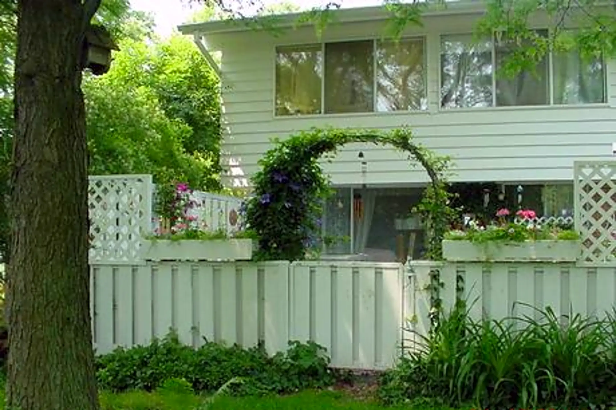 Clayton Park Townhomes 540046 N. Iroquois Road Milwaukee, WI