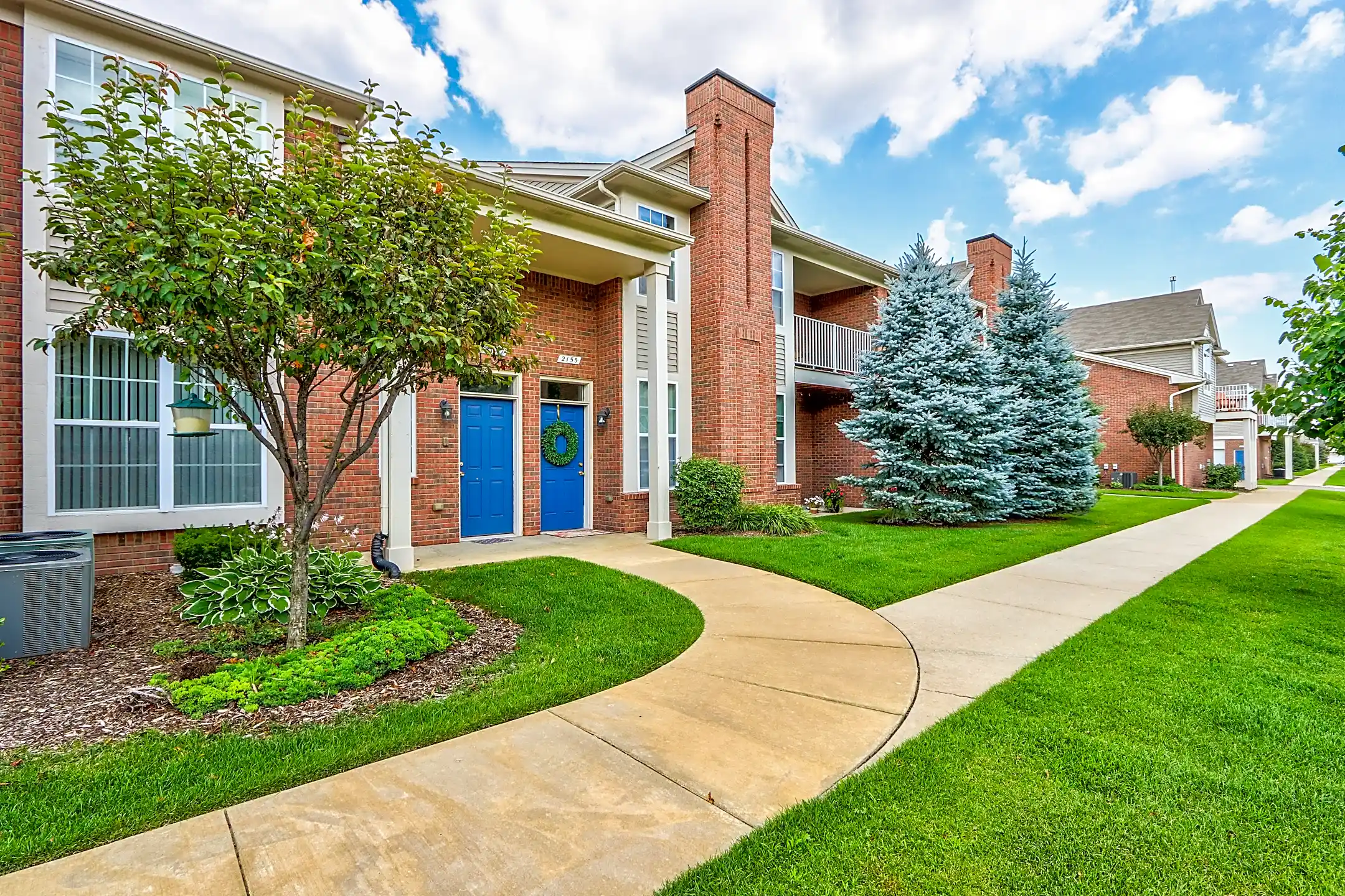 Ashford Apartments w/ Garages Shelby Township, MI 48317