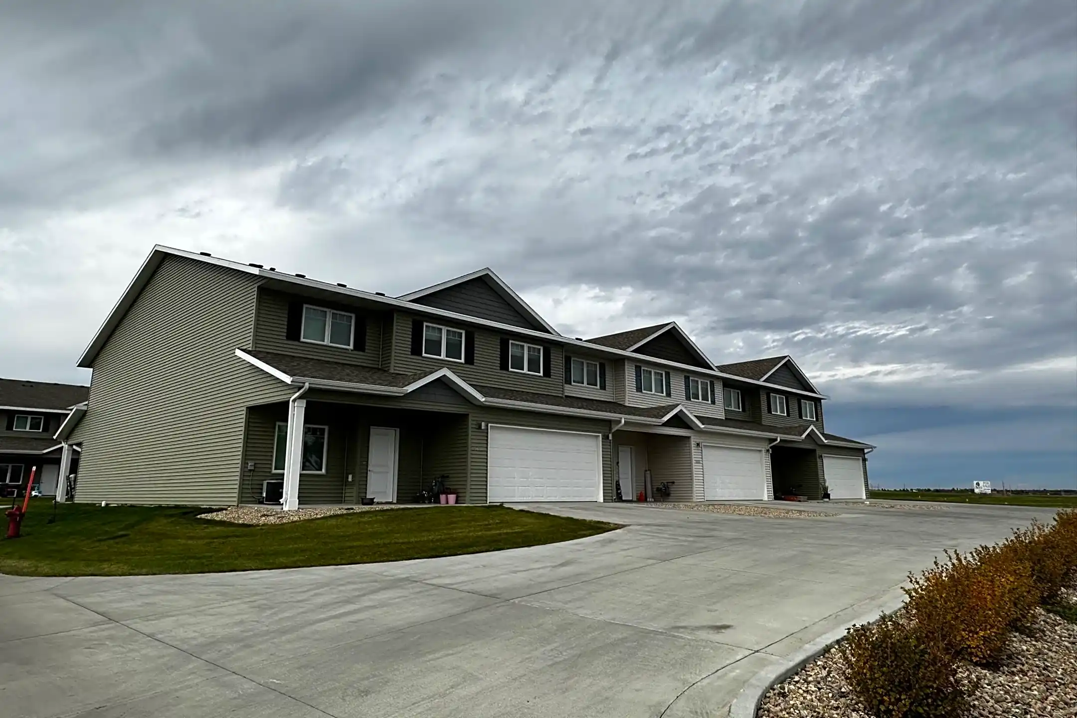 5653 Niagara Drive 5653 Niagara Drive unit L1 Bismarck, ND Houses