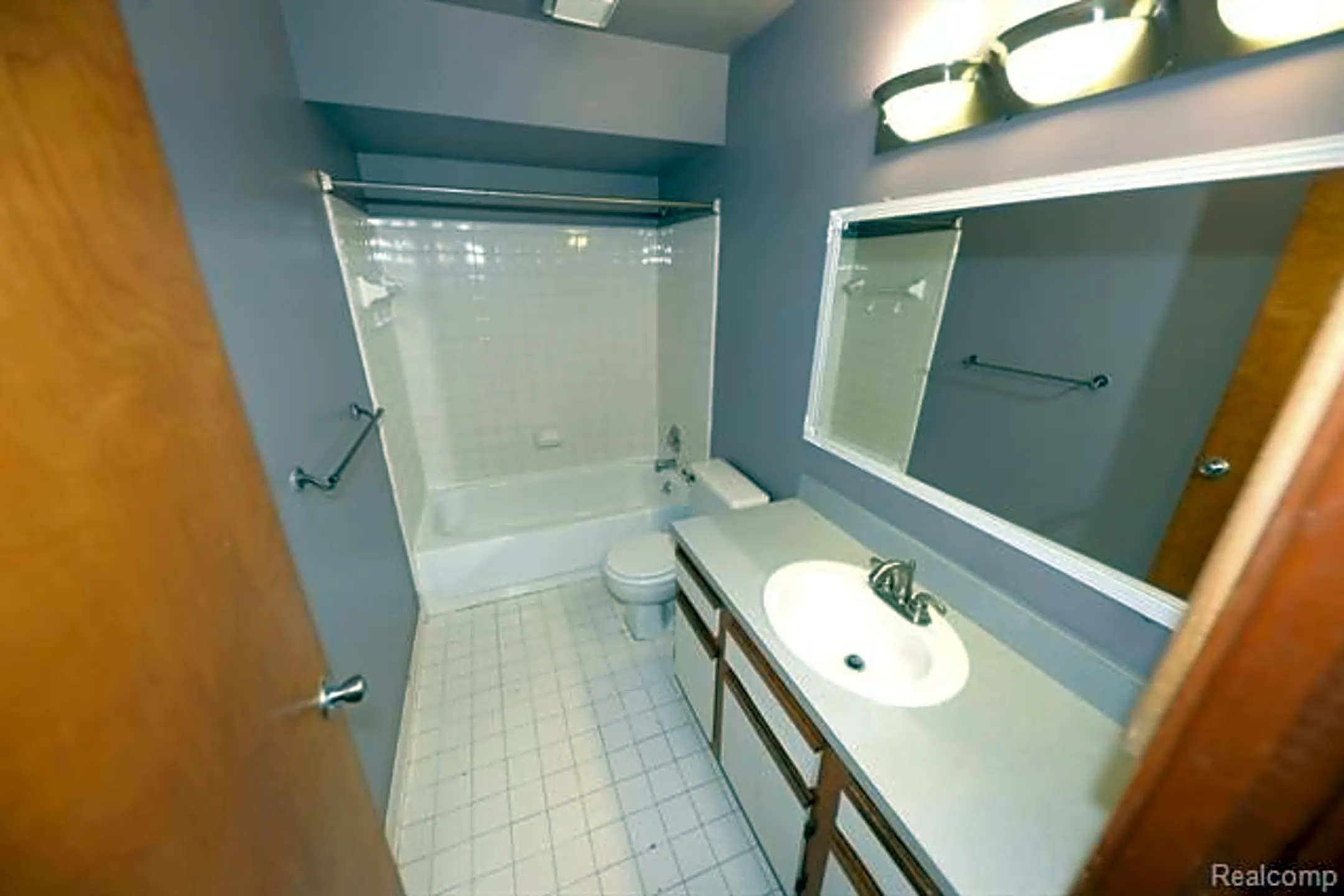 30558 Oakridge Manor Dr Condos Roseville, MI 48066