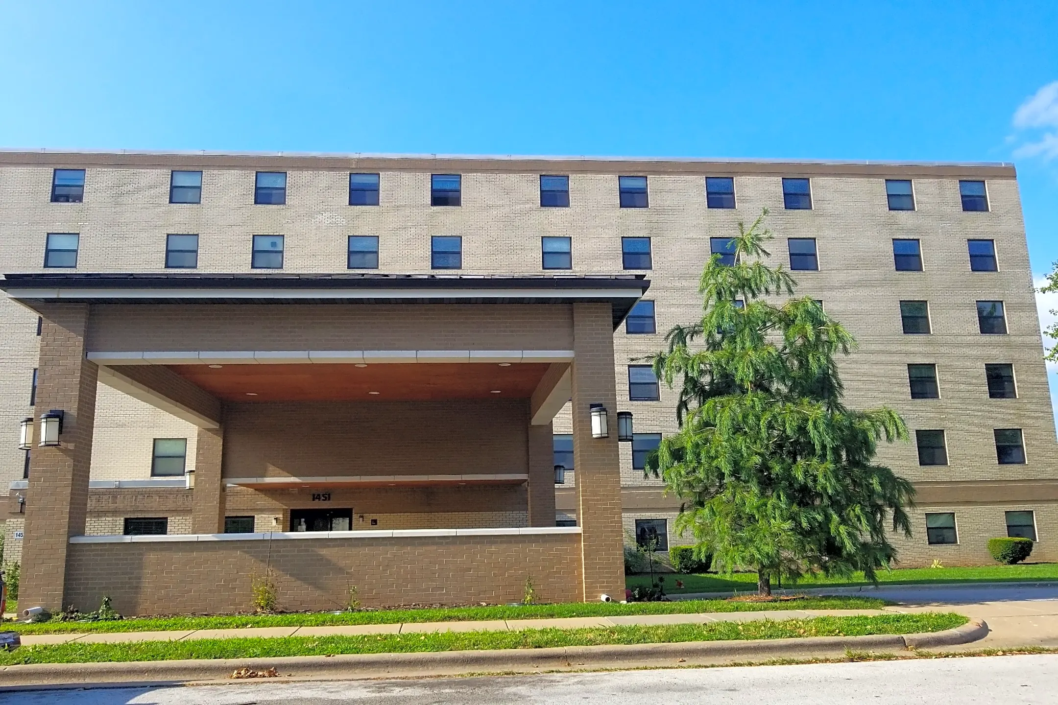 Battlefield Towers - 1451 E Woodland St | Springfield, MO Apartments ...