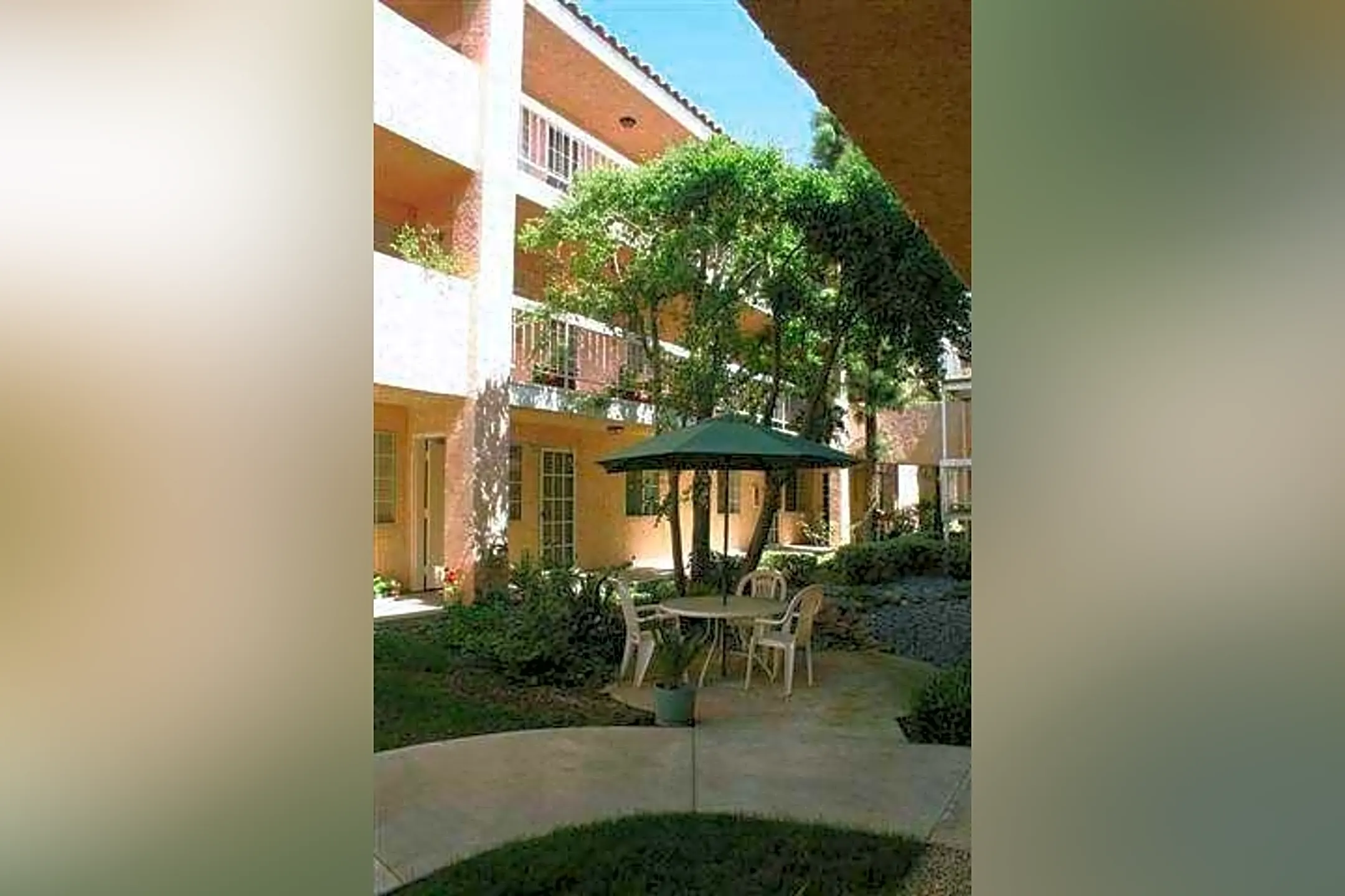 Huntington Oaks Apartments