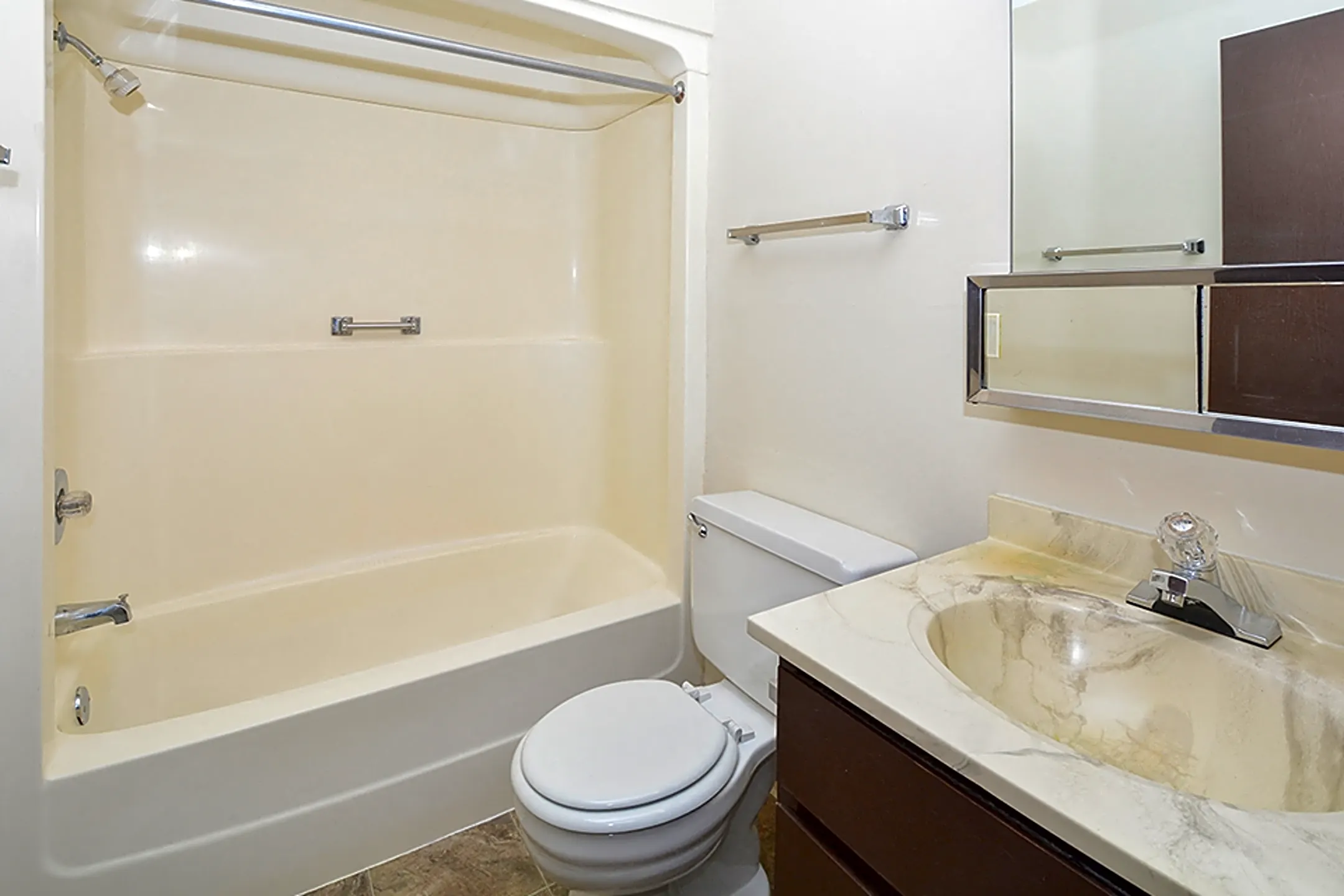 Eagle Pointe Apartments Saint Paul, MN 55118