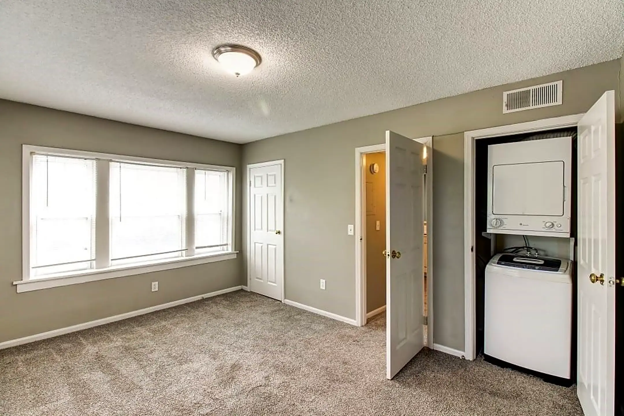 Roanoke Court Apartments Kansas City, MO 64111