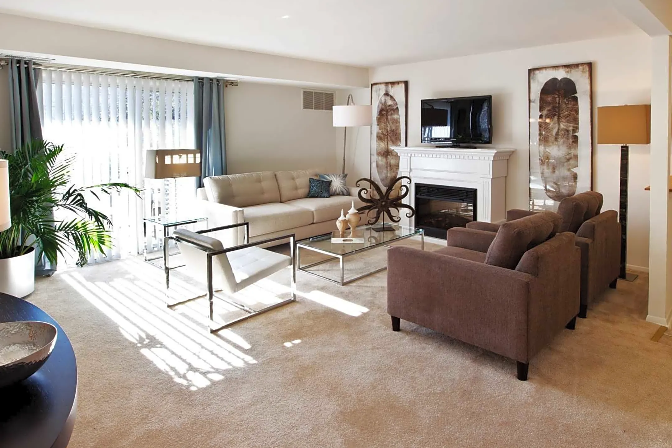 Living Room - Hickory Hills Condominiums - Bel Air, MD