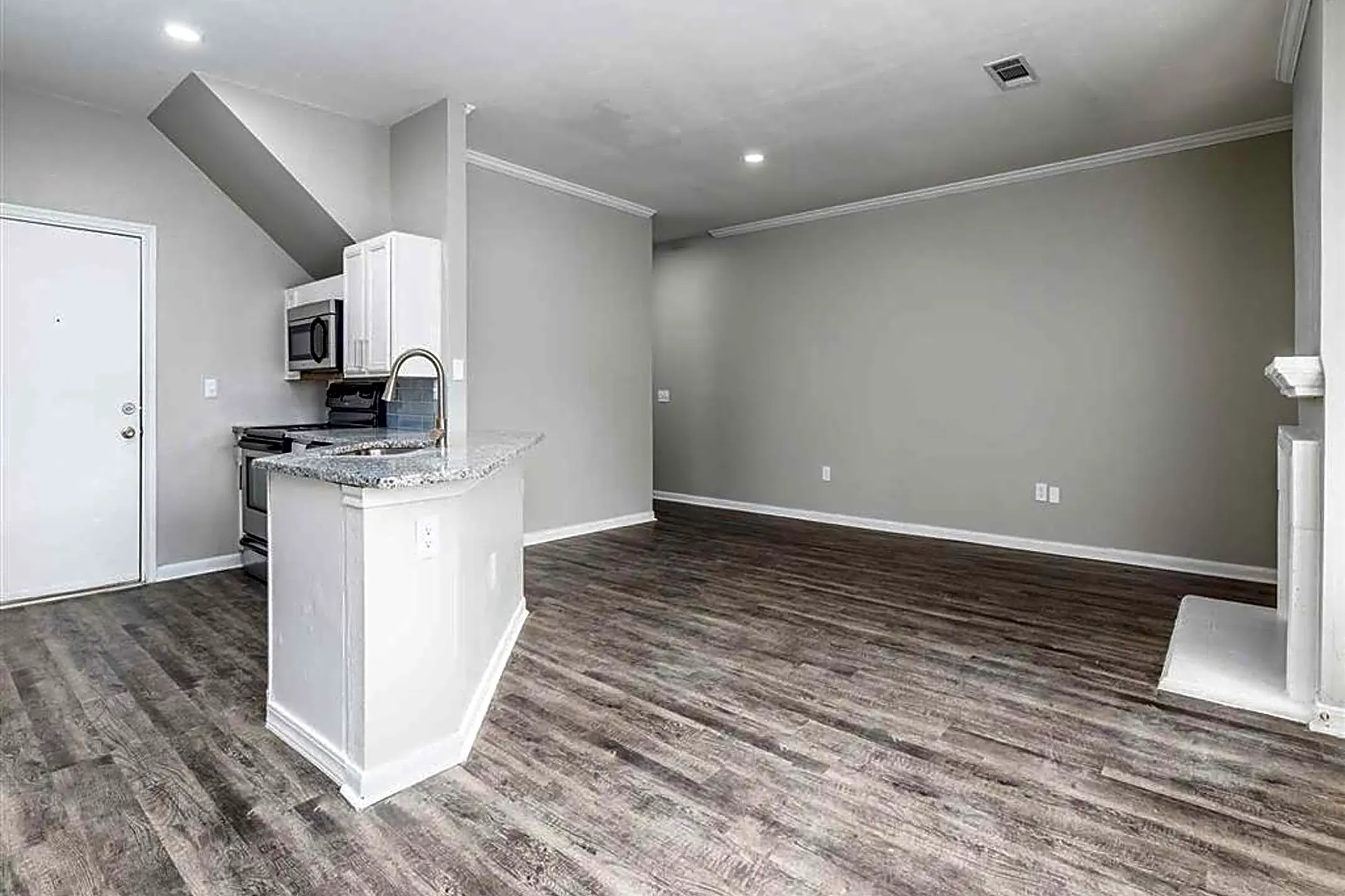 Castle Hills Townhomes - San Antonio, TX