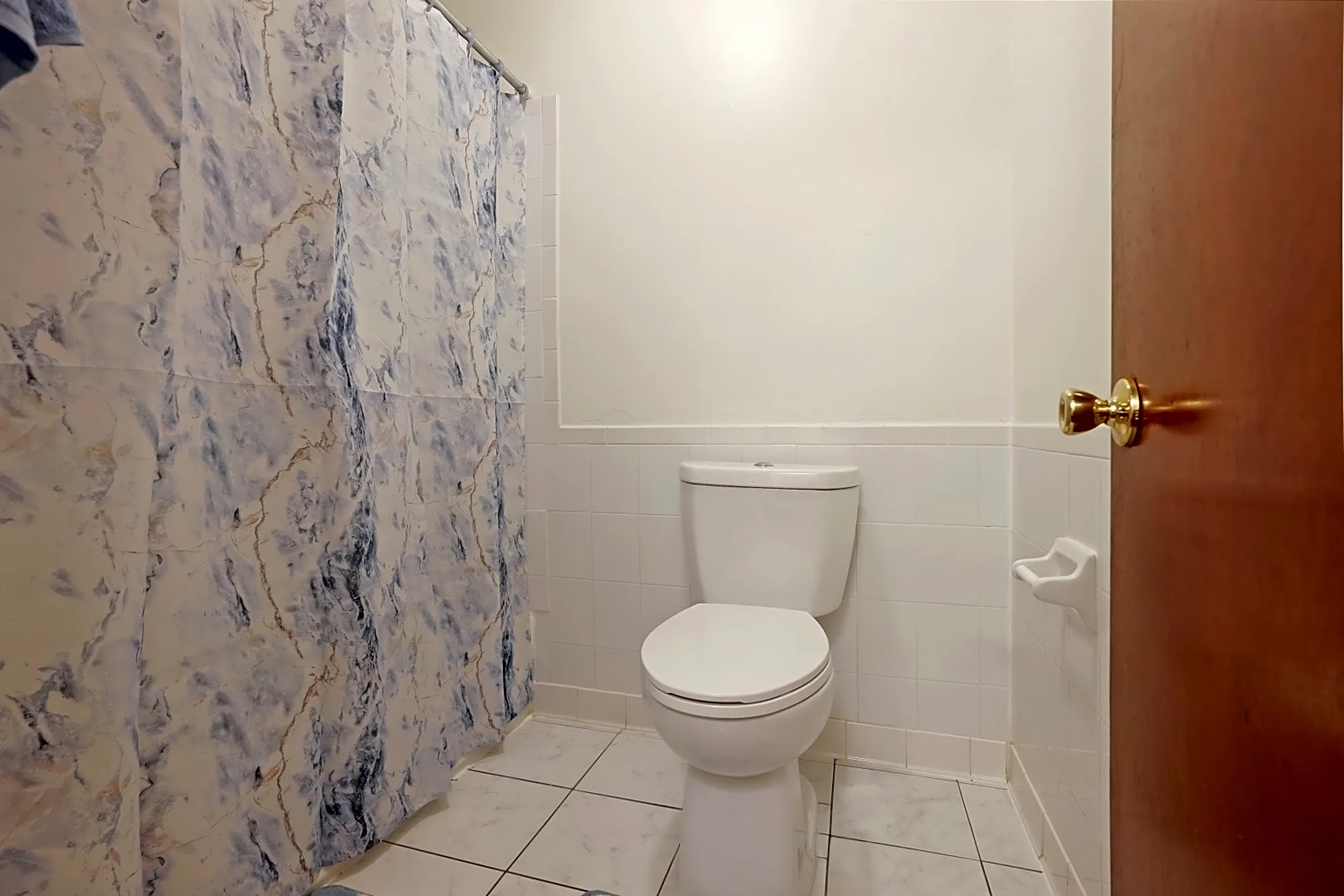 Bathroom - Metropolitan Towers - Bloomington, MN