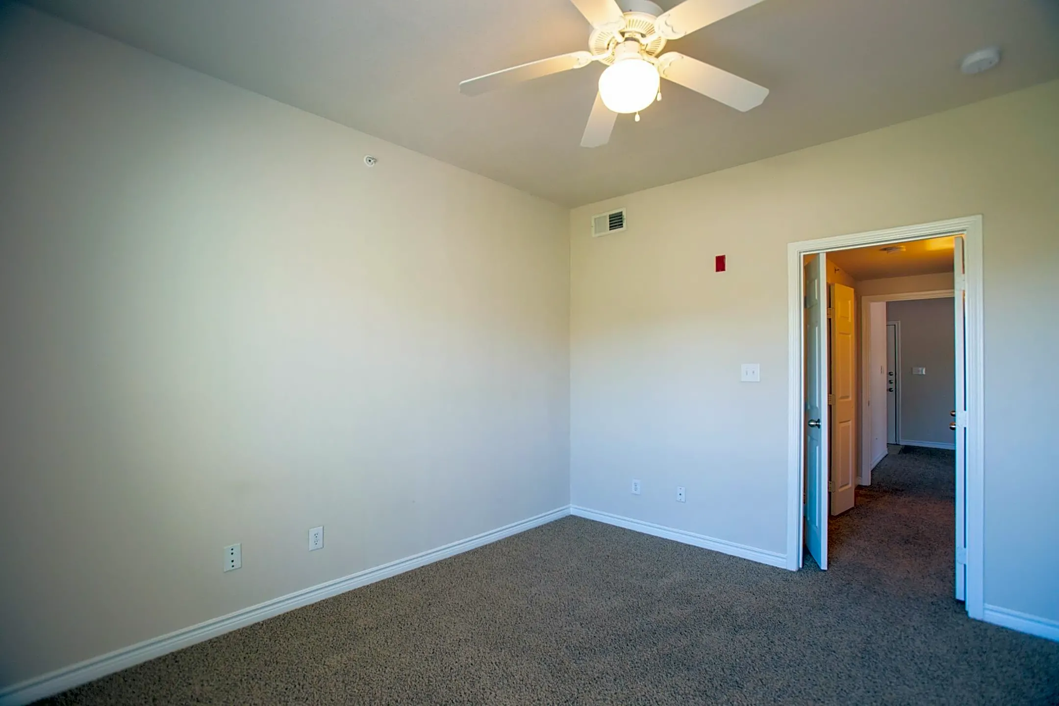 The Legends of El Paso 200 Desert Pass El Paso, TX Apartments for